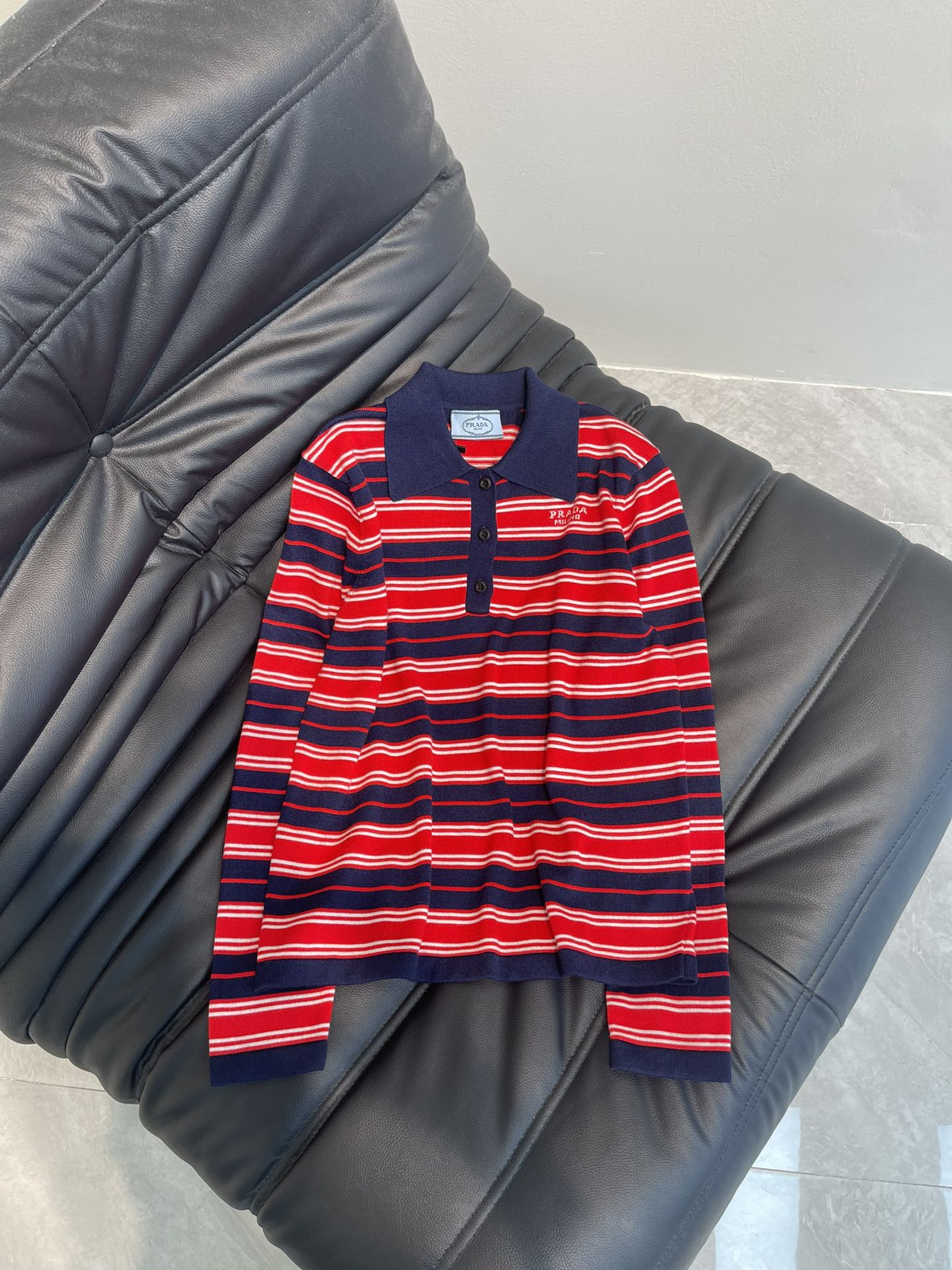 NO:309147,Prad*25 new striped contrasting color knitted polo long sleeves, the official website synchronizes the early spring thin sweater, the vibrant contrasting color splicing design, made of imported machines, the wool texture is comfortable and skin-friendly, and the touch is soft and glutinous. It has good breathability, texture and praise, whether it is single or base, it is very suitable for the body, and it is a little slim fitting effect to create a slimming vision for paper people.,,prada,alexander wang19860909Prad*25新款条纹撞色针织polo长袖,官网同步早春轻薄款针织衫,活力的撞色拼接设计,采用进口机器制作,羊毛质地上身舒适亲肤,触感软糯 具有良好的透气性,质感及赞、无论是单穿还是打底都很合适很合身适体,穿起来属于有点余量的修身效果营造出纸片人的显瘦视觉.,,prada,alexander wang,Women's clothing