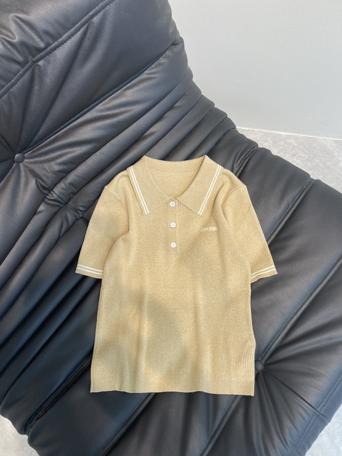 NO:309145,Miumi*25 spring and summer new micro-label letter embroidered short-sleeved knitted polo shirt!  Customized dyed original knitted yarn, soft and comfortable, and extremely textured, with a universal item with a very textured temperament and age-reducing. It is full of details and texture at a glance. Paired with jeans or skirts, the rich girl’s temperament!  S, miumiu, skirts, jeans, T-shirt, alexander wang19860909Miumi*25春夏新款微标字母刺绣短袖针织polo衫！定制定染原版针织纱线,手感柔软舒适,极具质感的万能单品 气质又减龄 一眼就是细节质感满满 搭配牛仔裤或者半裙 富家千金气质！S,,miumiu,skirts,jeans,T-shirt,alexander wang,Women's clothing