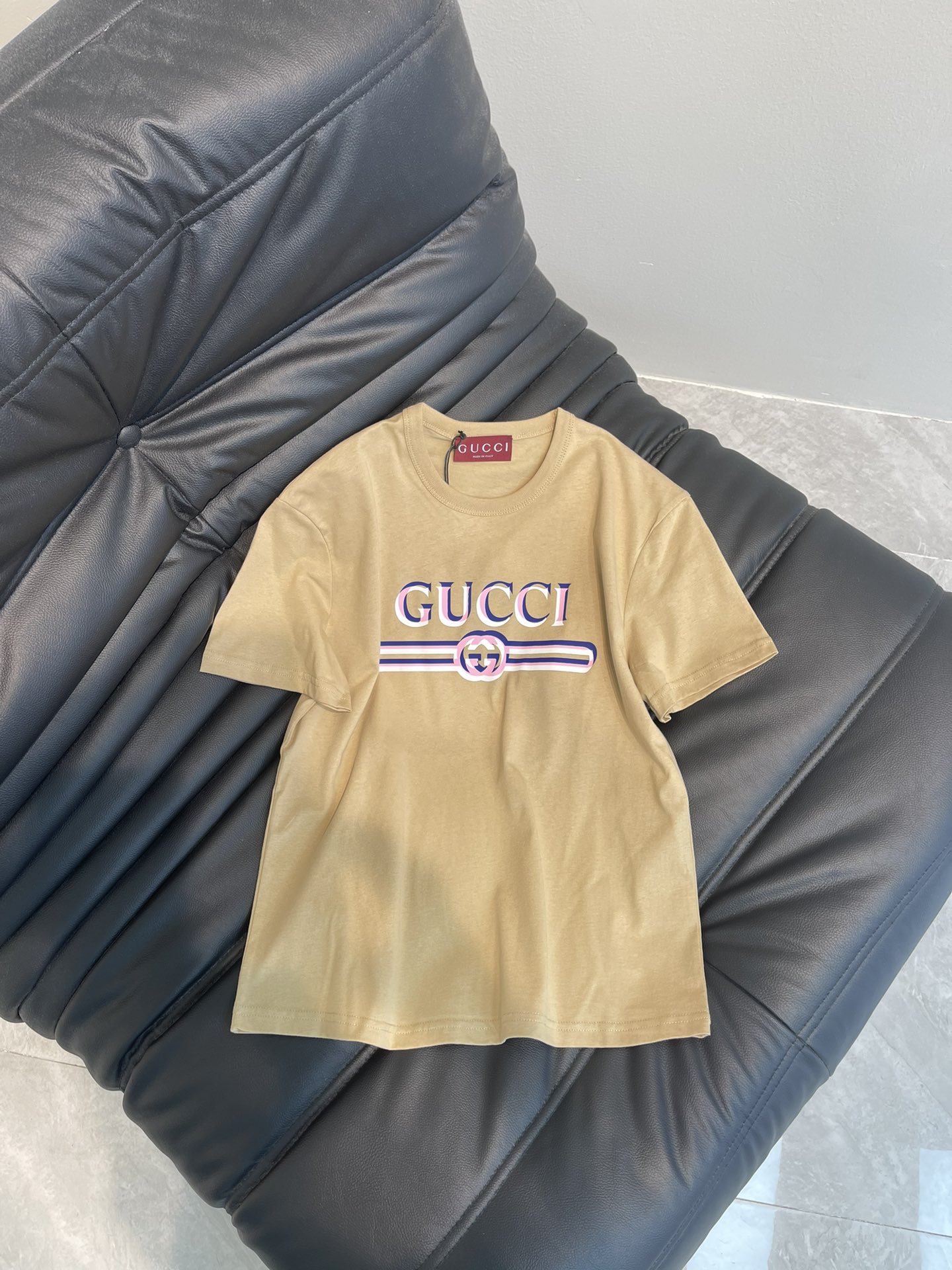 NO:309136,Gucc* 25 spring and summer new style interlocking double G printed short-sleeved T-shirt | Exclusive yb development!  High-end production!  The webbing print on the chest is definitely the finishing touch. Through the unique color contrast arrangement, the letter logo is three-dimensional and eye-catching, with a sense of luxury. The color collision is very eye-catching. When worn, it becomes the focus of the crowd in seconds. It is fashionable and age-reducing!  Whether it is worn alone or inward, it can show different fashion charms!  SM, gucci, T-shirt,tees,t-shirt,alexander wang19860909Gucc* 25春夏新款 互扣式双G印花短袖T恤丨独家yb开发！高版出品！ 胸前的织带印花绝对是点睛之笔,通过独特的颜色对比排列,把字母徽标衬得立体又醒目,高级感爆棚,色彩碰撞十分吸睛,穿上秒变人群焦点,个性时髦又减龄！不管是单穿还是内搭,都能展现出不同的时尚韵味！SM,,gucci,T-shirt,tees，t-shirt,alexander wang,Women's clothing