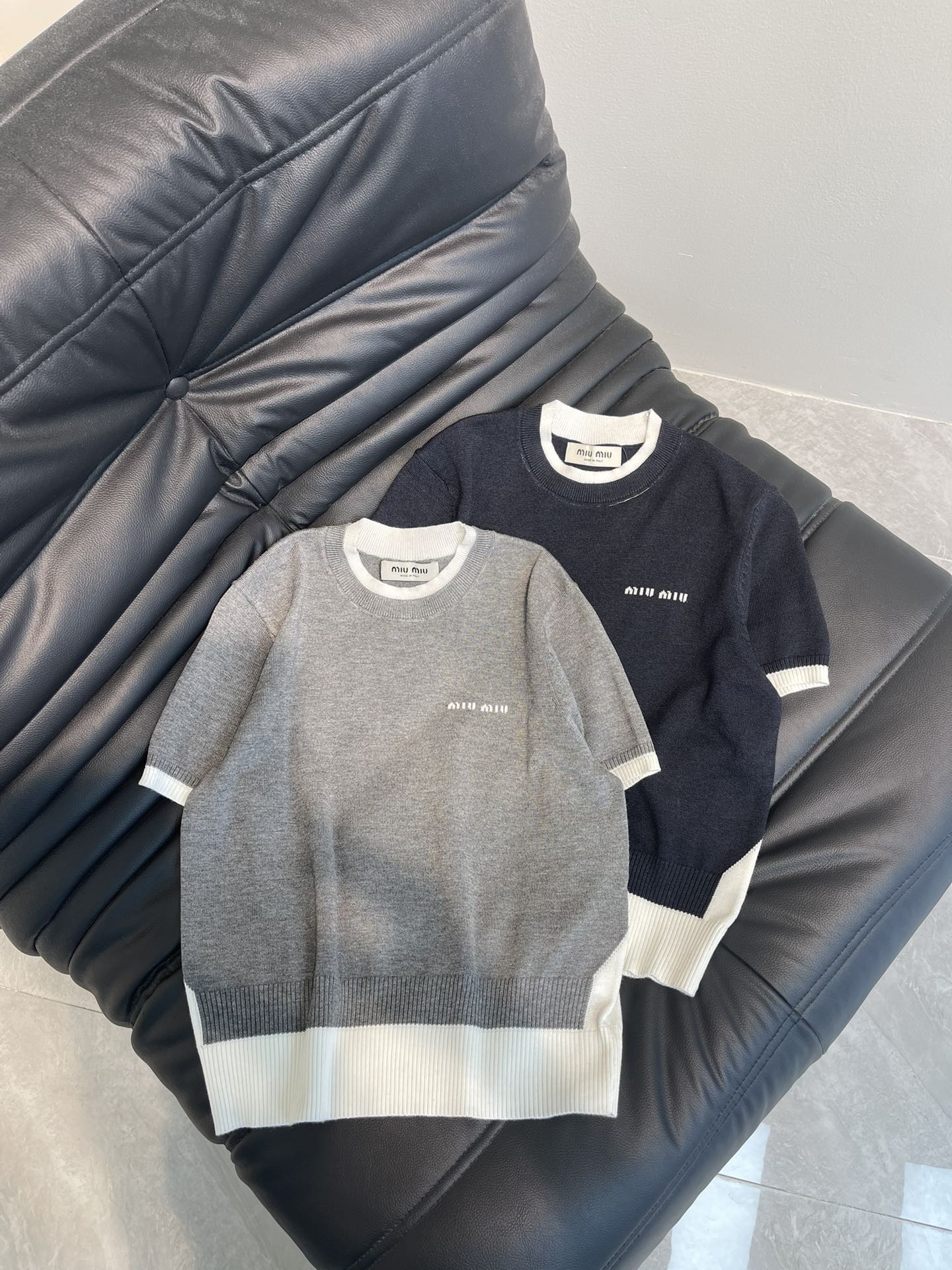 NO:309151,Miumi*25 spring and summer new Miu girl outfit!  Visual fake two-piece design age-reducing college style contrasting color stacked round neck short-sleeved knitted sweater!  The elegant girlish style has a sweet and sweet style. The original customized version makes the upper body look huge!  Imported wool yarn is soft and delicate!  SML, miumiu, sweaters, T-shirt, alexander wang19860909Miumi*25春夏新品miu系少女穿搭！视觉假两件设计减龄学院风撞色叠搭圆领短袖针织毛衣！气质少女风小短款设计减龄甜美气息.原版定制版型上身巨显瘦！进口羊毛纱线软糯细腻！SML,,miumiu,sweaters,T-shirt,alexander wang,Women's clothing