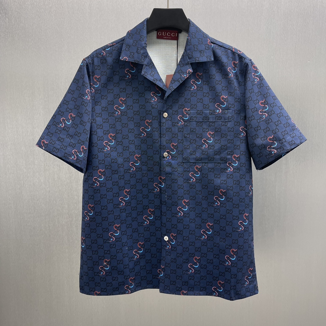 🧧Camisa corta con estampado de serpiente para el Año Nuevo Chino GG Size: S-XL El motivo de la serpiente se presenta c…