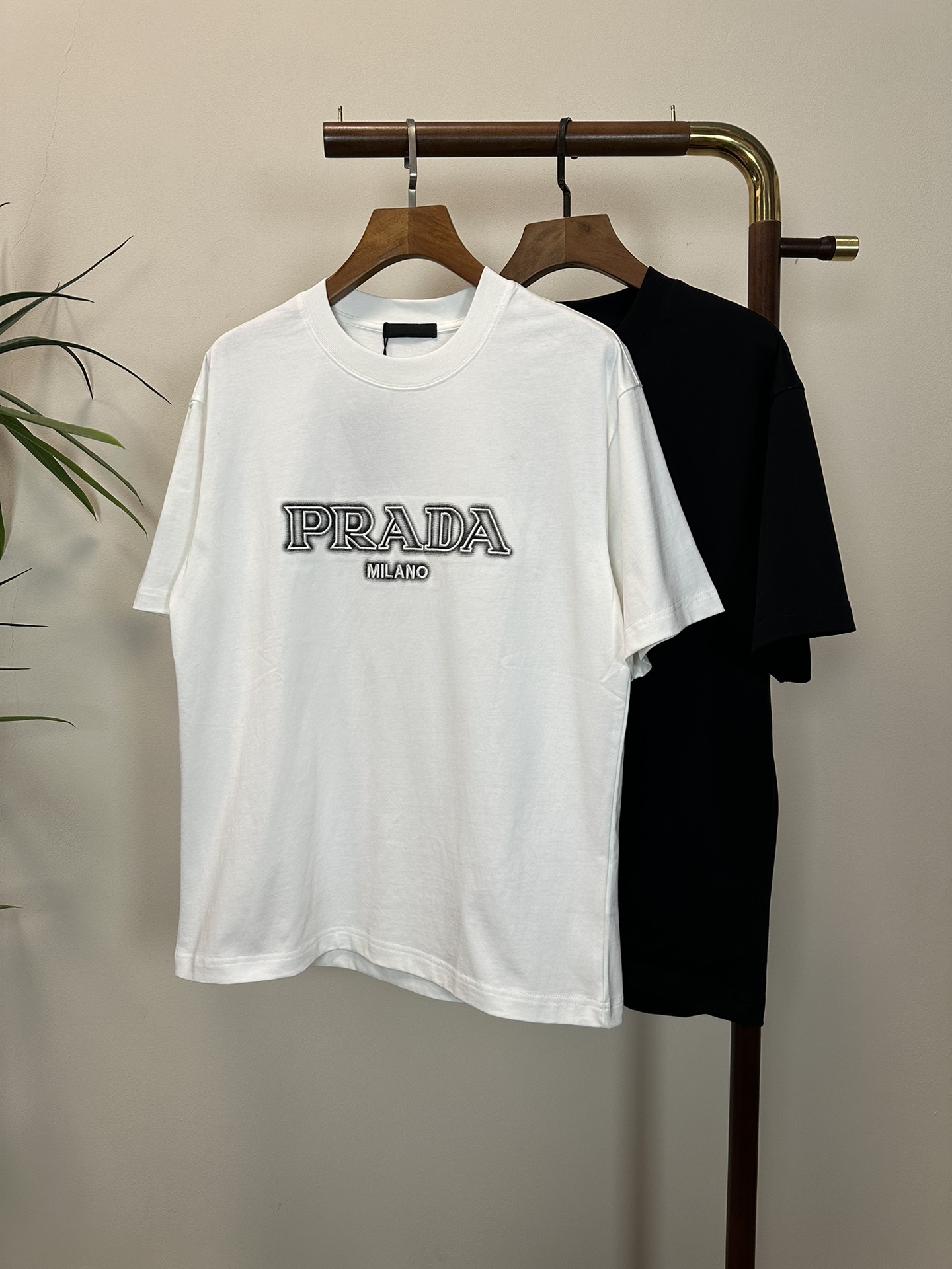 NO:513482,PRA Prada 2025 new round neck short-sleeved T-shirt high-end version!  Customized fabrics for counters are breathable and comfortable, with impeccable details, and the brand element design concept reflects high quality. The feel is delicate and soft!  It is casually cut, with a great upper body style!  S-XL, prada, prada, T-shirt,tees, t-shirt,alexander wang19860909PRA 普拉达2025新款 圆领 短袖 T恤 高端版本！专柜定制面料 透气舒适度高,细节无可挑剔,品牌元素设计理念,体现高品质.手感细腻柔软！呈现休闲裁剪,上身版型超赞！ 码数S- XL,,prada,prada,T-shirt,tees，t-shirt,alexander wang,Men's clothing