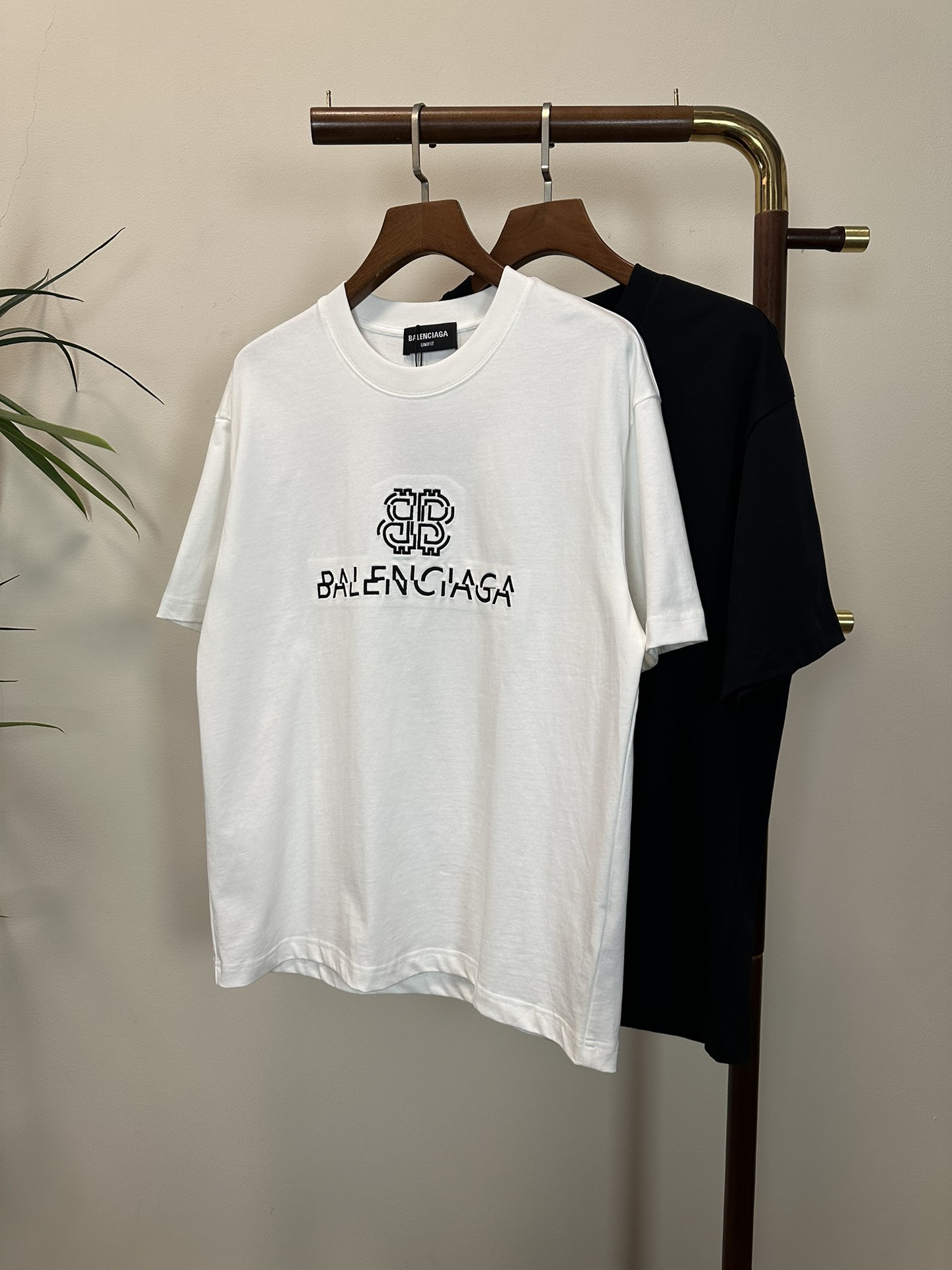 NO:134669,BLCG Balenciaga 2025 new round neck short-sleeved T-shirt high-end version!  Customized fabrics for counters are breathable and comfortable, with impeccable details, and the brand element design concept reflects high quality. The feel is delicate and soft!  It is casually cut, with a great upper body style!  S-XL, balenciaga, T-shirt,tees, t-shirt,alexander wang19860909BLCG 巴黎世家2025新款 圆领 短袖 T恤 高端版本！专柜定制面料 透气舒适度高,细节无可挑剔,品牌元素设计理念,体现高品质.手感细腻柔软！呈现休闲裁剪,上身版型超赞！ 码数S- XL,,balenciaga,T-shirt,tees，t-shirt,alexander wang,Men's clothing