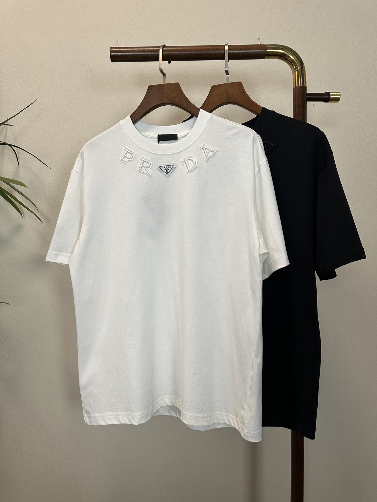 NO:134666,PRA Prada 2025 new round neck short-sleeved T-shirt high-end version!  Customized fabrics for counters are breathable and comfortable, with impeccable details, and the brand element design concept reflects high quality. The feel is delicate and soft!  It is casually cut, with a great upper body style!  S-XL, prada, prada, T-shirt,tees, t-shirt,alexander wang19860909PRA 普拉达2025新款 圆领 短袖 T恤 高端版本！专柜定制面料 透气舒适度高,细节无可挑剔,品牌元素设计理念,体现高品质.手感细腻柔软！呈现休闲裁剪,上身版型超赞！ 码数S- XL,,prada,prada,T-shirt,tees，t-shirt,alexander wang,Men's clothing