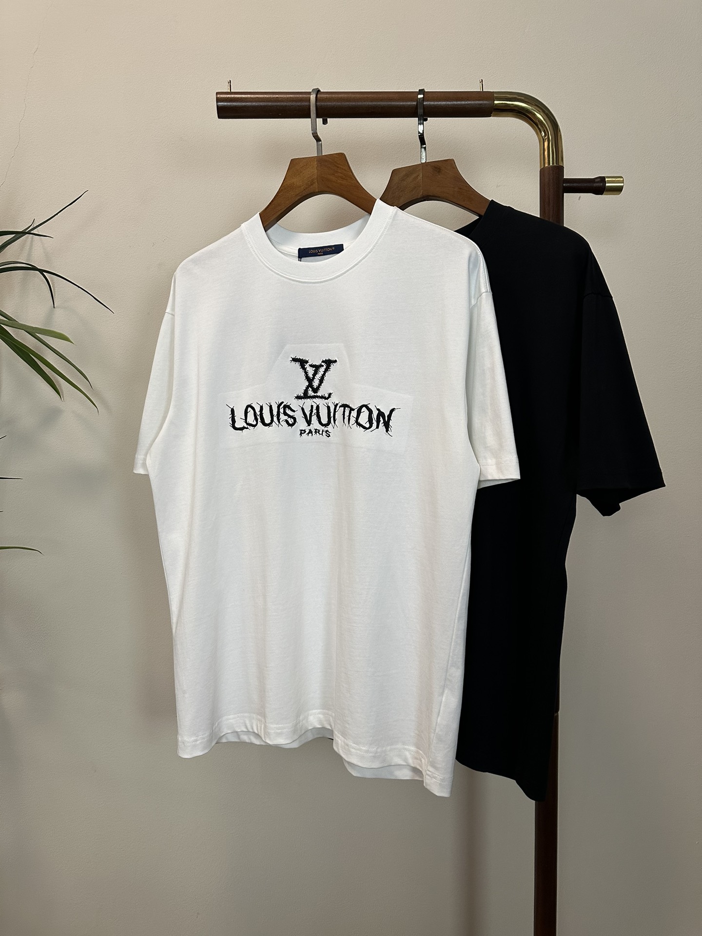 NO:134663,LV Louis Vuitton 2025 new round neck short-sleeved T-shirt high-end version!  Customized fabrics for counters are breathable and comfortable, with impeccable details, and the brand element design concept reflects high quality. The feel is delicate and soft!  It is casually cut, with a great upper body style!  S-XL, louis vuitton,louis vuitton,t-shirt,tees,t-shirt,alexander wang19860909LV 路易威登2025新款 圆领 短袖 T恤 高端版本！专柜定制面料 透气舒适度高,细节无可挑剔,品牌元素设计理念,体现高品质.手感细腻柔软！呈现休闲裁剪,上身版型超赞！ 码数S- XL,,louis vuitton,louis vuitton,T-shirt,tees，t-shirt,alexander wang,Men's clothing