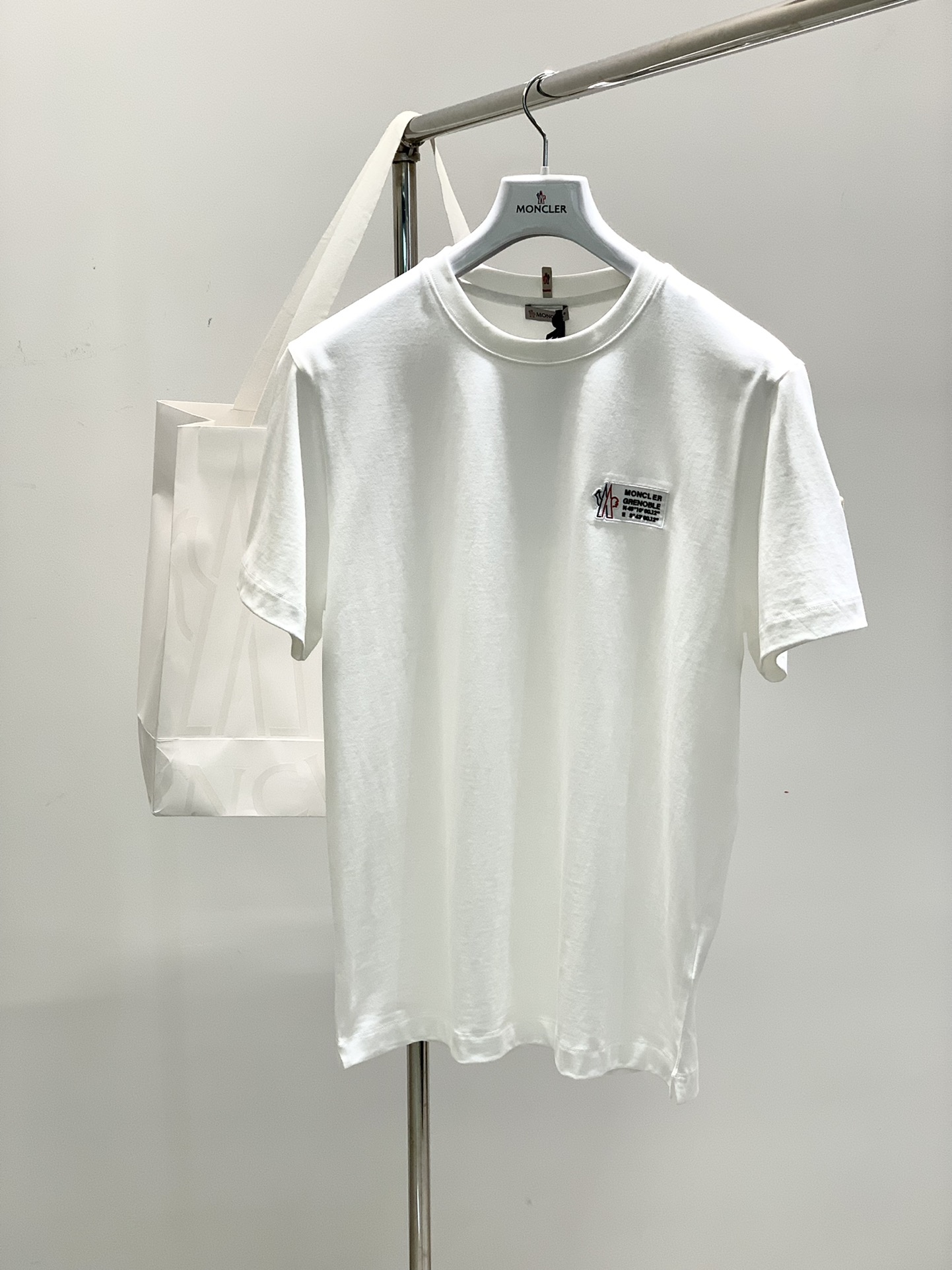 NO:122897,,Moncler hood, the latest 2025 summer product, available at the same time for counters, original single ruthless goods, fashionable and casual round neck short-sleeved T-shirt, comfortable upper body!  Eye-catching and highlighted, using imported original fabric, top-grade embroidery craft letter pattern logo, simple but not lacking in fashion, fashionable and handsome, 2 colors recommended, code number M-3XL, christian louboutin, Moncler, T-shirt, tees, t-shirt, alexander wang19860909,Moncler 蒙口,2025夏季最新品,专柜同步有售,原单狠货,时尚休闲圆领短袖T恤,上身舒适！吸睛而有亮点,采用进口原版面料,顶级刺绣工艺字母图案logo,简单而不失时尚,上身时尚帅气,2色推荐,码数M-3XL,,christian louboutin,Moncler,T-shirt,tees，t-shirt,alexander wang,Men's clothing