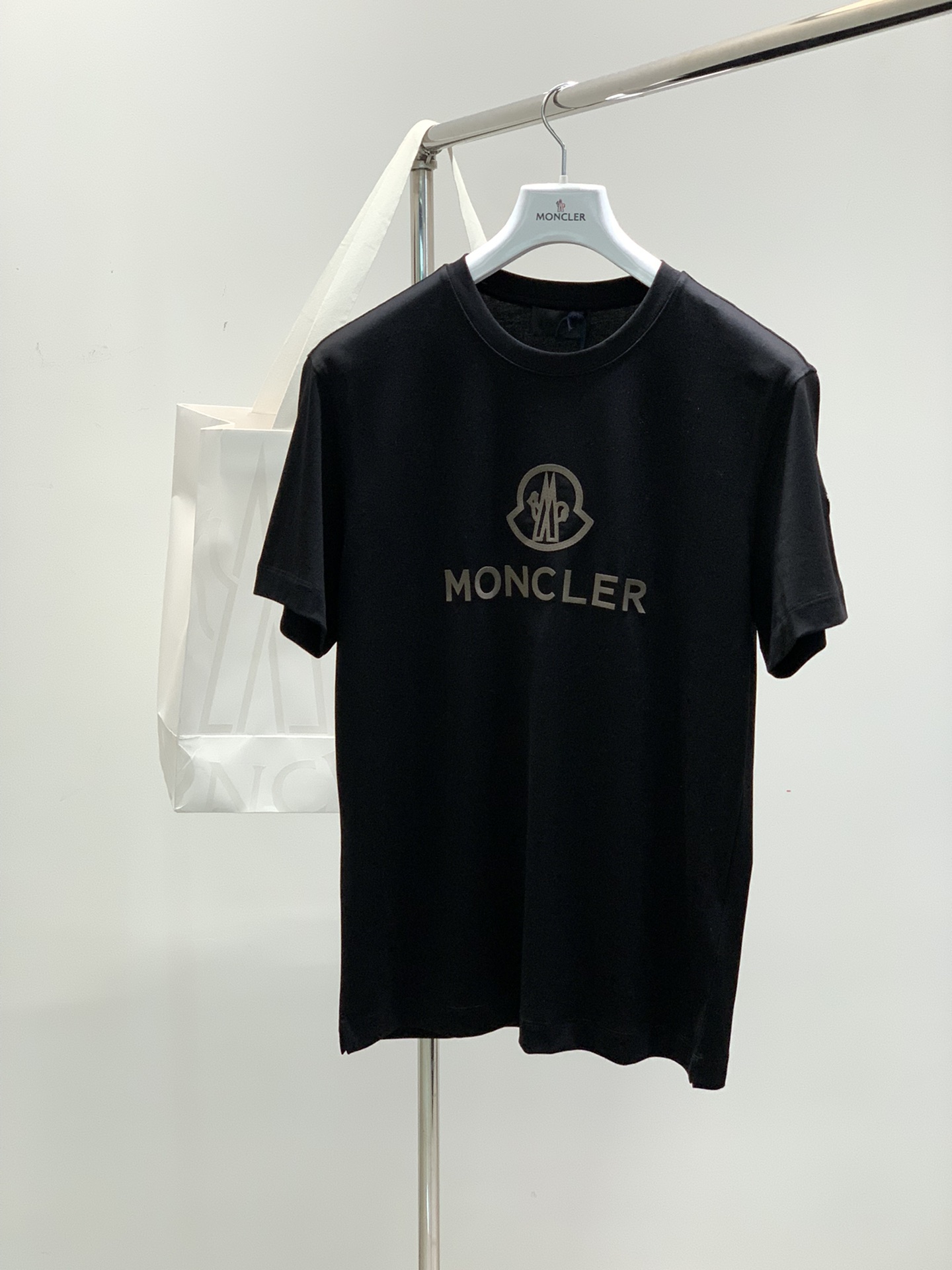 NO:122902,,Moncler cover, the latest summer product, available at the counter at the same time, original single ruthless goods, fashionable and casual round neck short-sleeved T-shirt, comfortable upper body!  Eye-catching and highlighted, using imported original fabric, top-grade printed craft letter pattern logo, simple but not losing fashion, fashionable and handsome upper body, 2 colors recommended, code number M-3XL, christian louboutin, Moncler, T-shirt, tees, t-shirt, alexander wang19860909,Moncler 蒙口,夏季最新品,专柜同步有售,原单狠货,时尚休闲圆领短袖T恤,上身舒适！吸睛而有亮点,采用进口原版面料,顶级印花工艺字母图案logo,简单而不失时尚,上身时尚帅气,2色推荐,码数M-3XL,,christian louboutin,Moncler,T-shirt,tees，t-shirt,alexander wang,Men's clothing