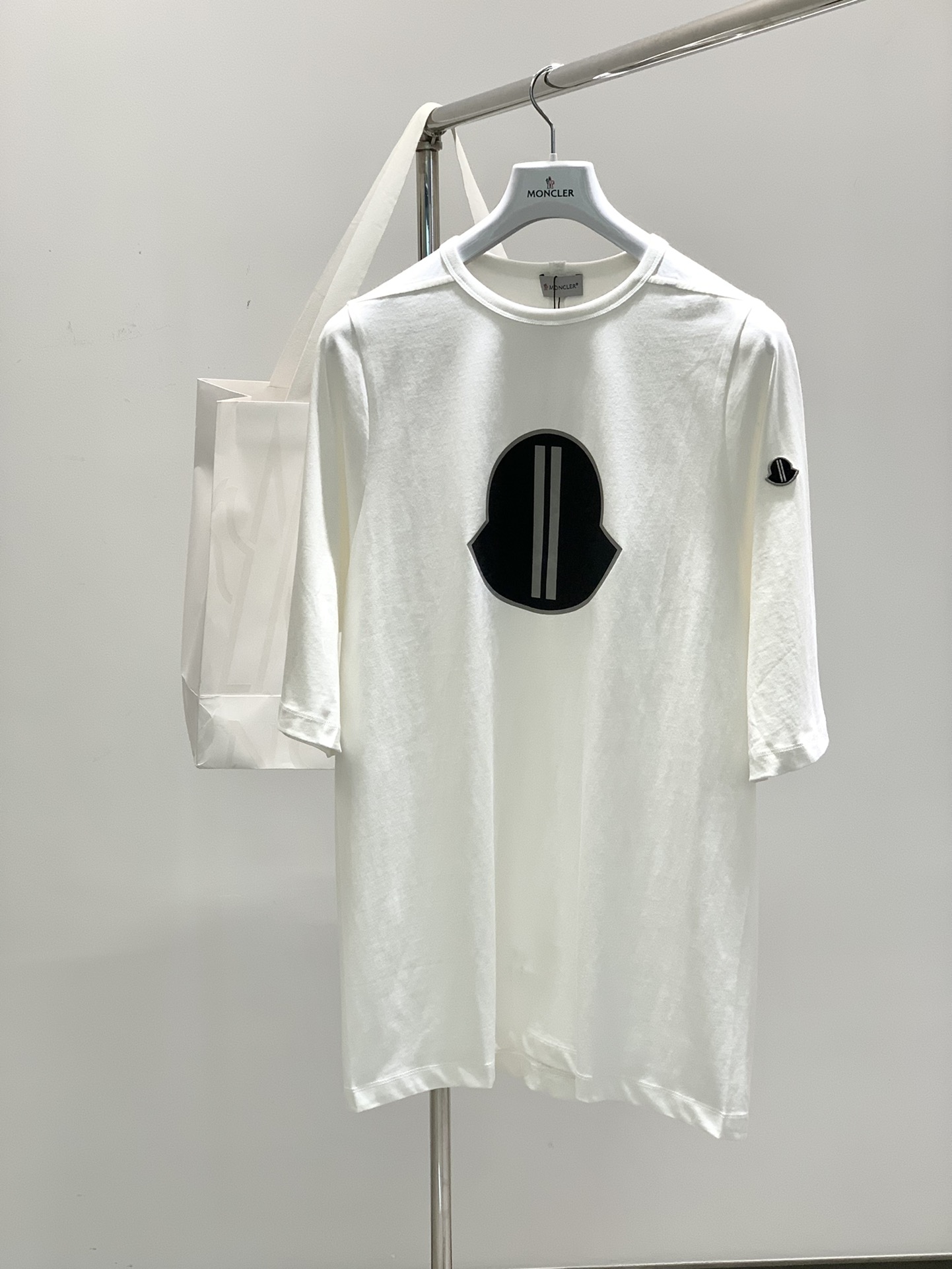 NO:122885,,Moncler cover, the latest summer product, available at the counter at the same time, original single ruthless goods, fashionable and casual round neck short-sleeved T-shirt, comfortable upper body!  Eye-catching and highlighted, using imported original fabric, top-grade printed embroidery craft letter pattern logo, simple but not lacking in fashion, fashionable and handsome upper body, 2 colors recommended, code number S-XL, christian louboutin, Moncler, T-shirt, tees, t-shirt, alexander wang19860909,Moncler 蒙口,夏季最新品,专柜同步有售,原单狠货,时尚休闲圆领短袖T恤,上身舒适！吸睛而有亮点,采用进口原版面料,顶级印花刺绣工艺字母图案logo,简单而不失时尚,上身时尚帅气,2色推荐,码数S-XL,,christian louboutin,Moncler,T-shirt,tees，t-shirt,alexander wang,Men's clothing