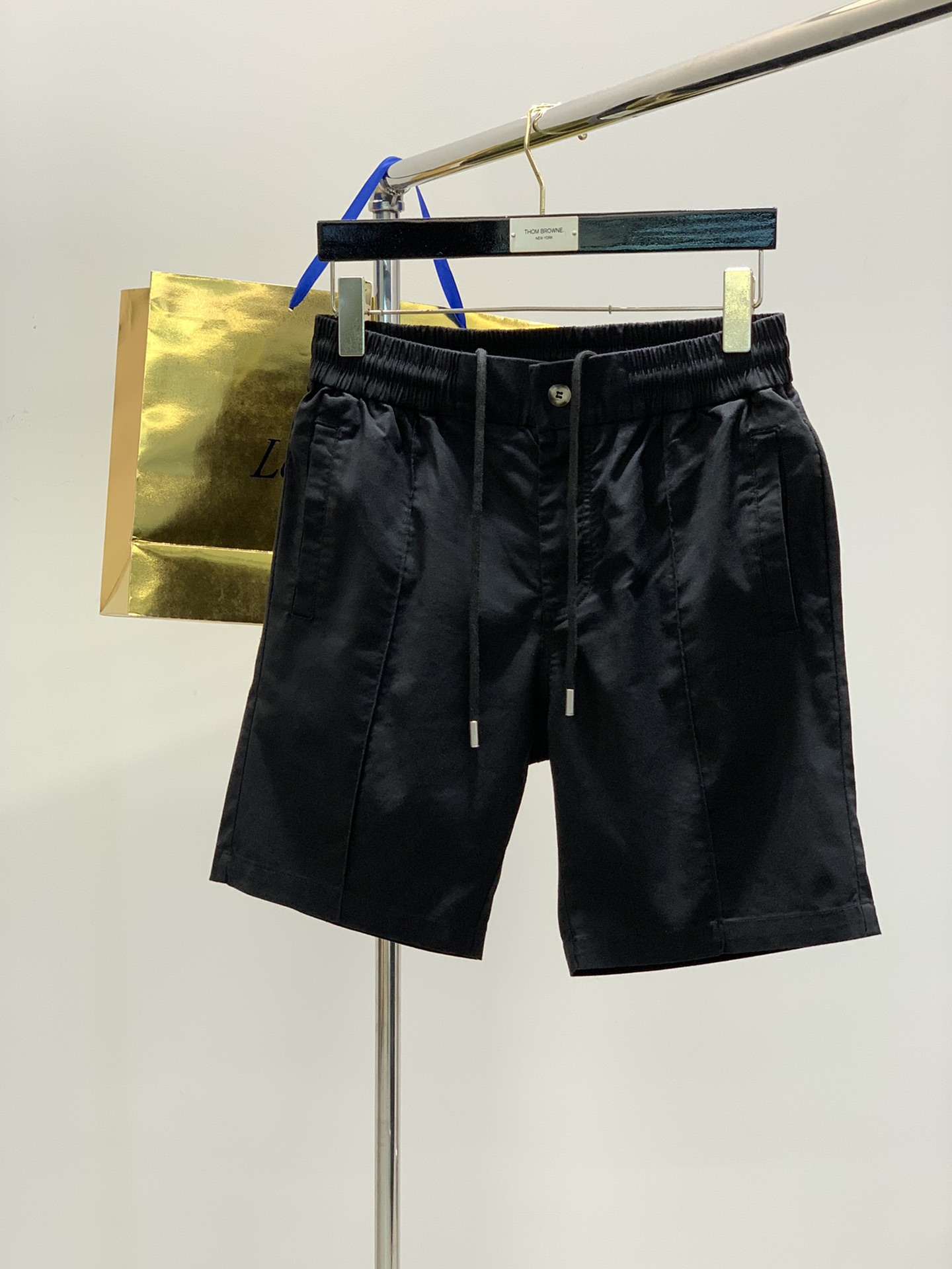 NO:121087,Color black, bean green, gray, Italian god lion, fashion brand, 2025 summer new products, fashionable casual shorts, special counters are available at the same time, original singles are made, imported original fabric, unique design, elegant and high-end color matching, remarkable details in the interior, top-level embroidery craft letter pattern logo, original hardware accessories decoration, extremely high grade, comfortable and breathable, handsome upper body, code M-3XL, shorts, alexander wang19860909颜色黑色,豆绿,灰色 ,意大利神狮,时尚品牌,2025夏季新品,时尚休闲短裤,专柜同步有售,原单狠货,采用进口原版面料,独特设计,配色高雅高级,内里细节可圈可点,顶级刺绣工艺字母图案logo,原版五金辅料装饰,档次极高,舒适透气,上身帅气,码数M-3XL,,shorts,alexander wang,Men's clothing