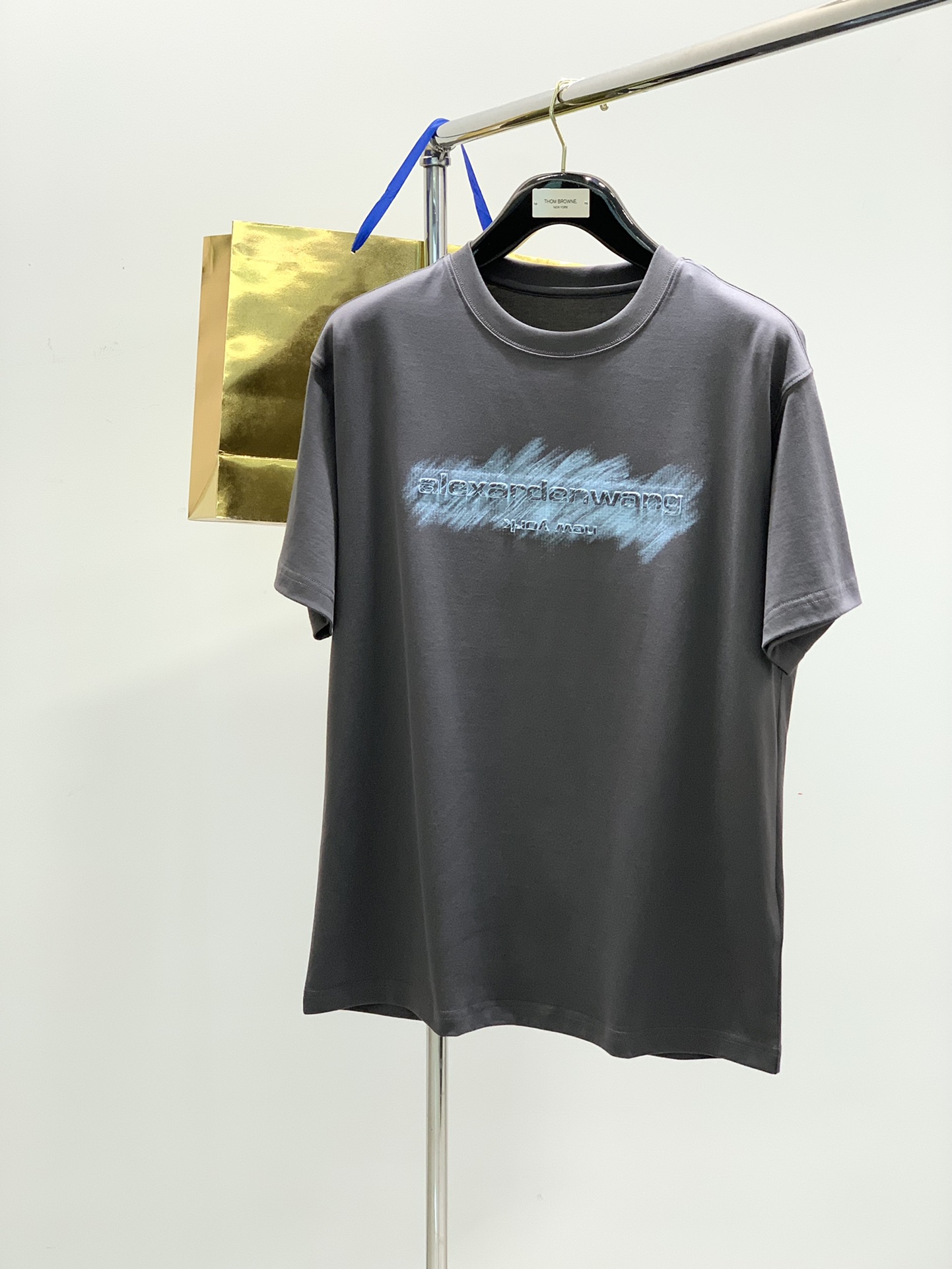 NO:121084,,Maison Margiela, the latest product in 2025 summer, available at the counter at the same time, original single ruthless goods, fashionable and casual round neck short-sleeved T-shirt, comfortable upper body!  It is eye-catching and has highlights. It uses imported original fabrics and top-grade printed craft letter pattern logo. It is simple but not lacks fashion, and the upper body is very handsome!  3 colors recommendation, code number M-3XL,,masion margiela,T-shirt,tees,t-shirt,alexander wang19860909,Maison Margiela马吉拉,2025夏季最新品,专柜同步有售,原单狠货,时尚休闲圆领短袖T恤,上身舒适！吸睛而有亮点,采用进口原版面料,顶级印花工艺字母图案logo,简单而不失时尚,上身帅气十足！3色推荐,码数M-3XL,,masion margiela,T-shirt,tees，t-shirt,alexander wang,Men's clothing