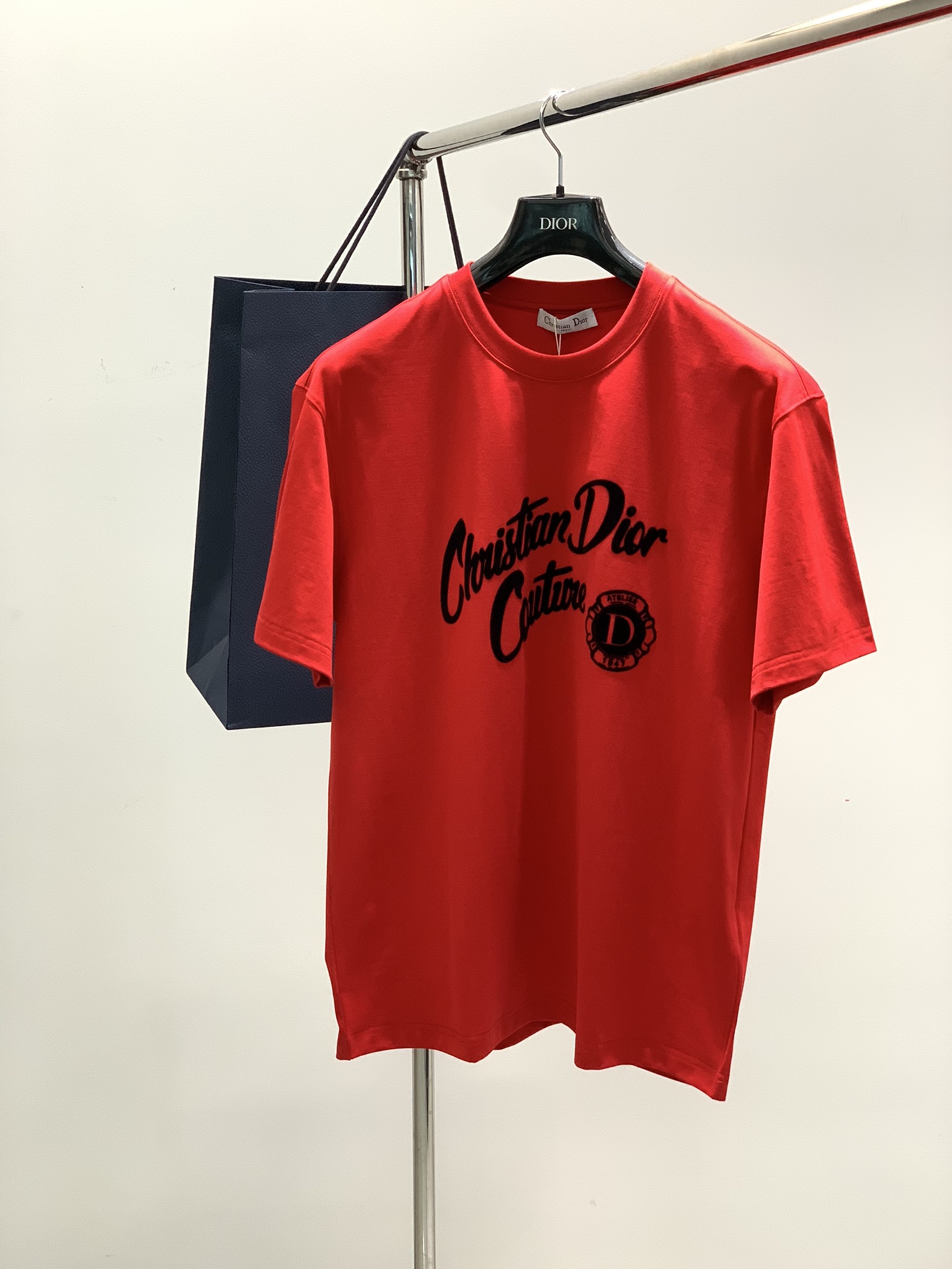 NO:121095,,Dior Dior, 2025 summer new product, available at the same time for counters, simple and fashionable casual round neck short-sleeved T-shirt, original imported fabric, comfortable and breathable, top-grade printing craft letter pattern logo, extremely high-end, unique design, fashionable and handsome on the upper body!  3 colors recommendation, code number M-3XL, dior, dior, T-shirt, tees, t-shirt, alexander wang19860909,Dior 迪奥, 2025夏季新品,专柜同步有售,简约时尚休闲圆领短袖T恤,原版进口面料,舒适透气,顶级印花工艺字母图案logo,档次极高,独特设计,上身时尚帅气！3色推荐,码数M-3XL,,dior,dior,T-shirt,tees，t-shirt,alexander wang,Men's clothing