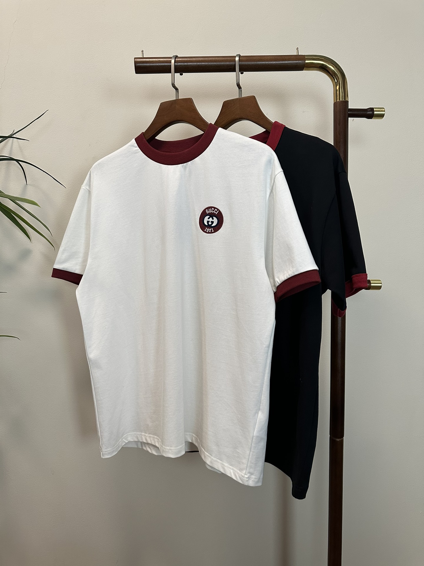 NO:134660,GU Gucci 2025 new round neck short-sleeved T-shirt high-end version!  Customized fabrics for counters are breathable and comfortable, with impeccable details, and the brand element design concept reflects high quality. The feel is delicate and soft!  It is casually cut, with a great upper body style!  S-XL, gucci, T-shirt,tees, t-shirt,alexander wang19860909GU 古驰2025新款 圆领 短袖 T恤 高端版本！专柜定制面料 透气舒适度高,细节无可挑剔,品牌元素设计理念,体现高品质.手感细腻柔软！呈现休闲裁剪,上身版型超赞！ 码数S- XL,,gucci,T-shirt,tees，t-shirt,alexander wang,Men's clothing