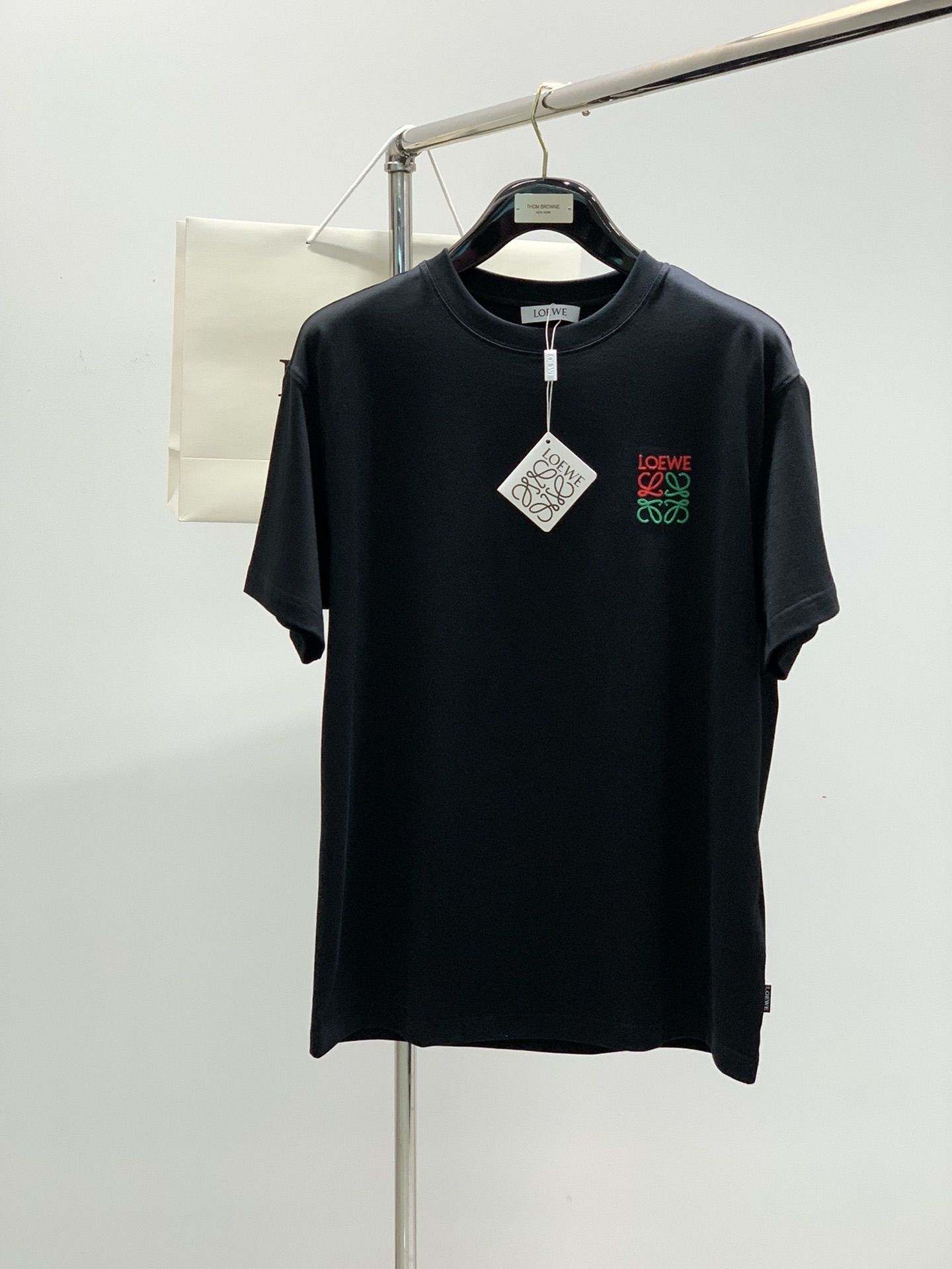 NO:121081,,Loewe Loewe, the latest model for summer 2025, fashionable and casual round neck short-sleeved T-shirt, original single ruthless product, simple and comfortable, the style is not picky, using imported original fabric, excellent comfort, top-level embroidery craft letter pattern logo, extremely high grade, comfortable and versatile, 2 colors recommended, code number M-3XL,,loewe,loewe,T-shirt,tees,t-shirt,alexander wang19860909,Loewe 罗意威,2025夏季最新款,时尚休闲圆领短袖T恤,原单狠货,简约舒适,版型不挑人,采用进口原版面料,舒适度极佳,顶级刺绣工艺字母图案logo,档次极高,舒适百搭,2色推荐,码数M-3XL,,loewe,loewe,T-shirt,tees，t-shirt,alexander wang,Men's clothing