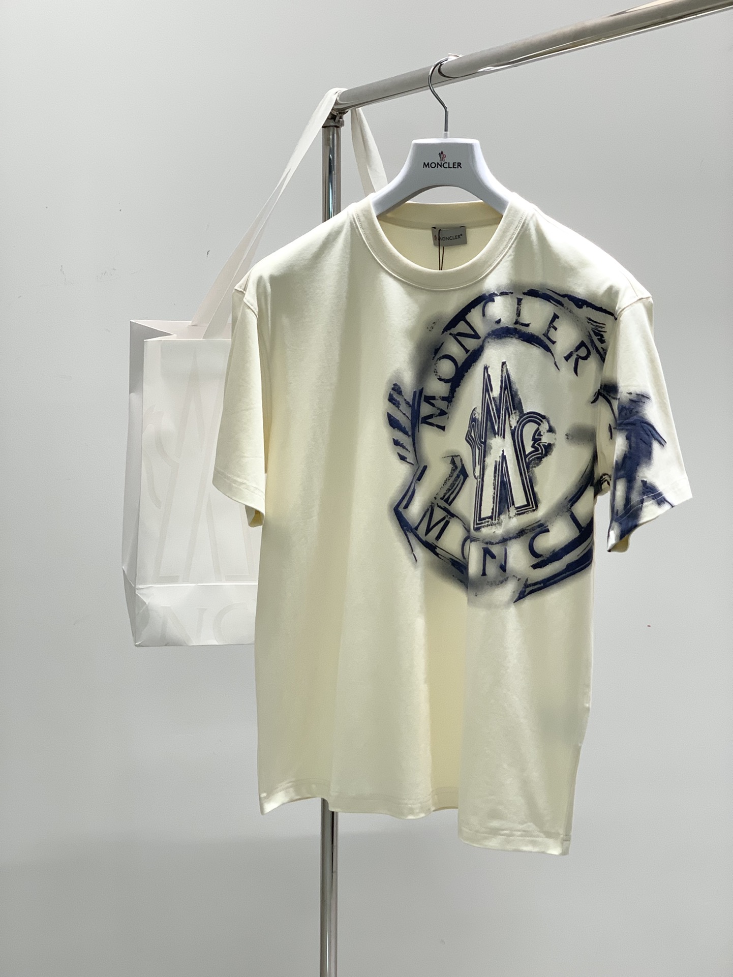 NO:121100,,Moncler hood, the latest 2025 summer product, available at the same time for counters, original single ruthless goods, fashionable and casual round neck short-sleeved T-shirt, comfortable upper body!  Eye-catching and highlighted, using imported original fabric, top-grade printed craft letter pattern logo, simple but not losing fashion, fashionable and handsome upper body, 2 colors recommended, code number M-3XL, christian louboutin, Moncler, T-shirt, tees, t-shirt, alexander wang19860909,Moncler 蒙口,2025夏季最新品,专柜同步有售,原单狠货,时尚休闲圆领短袖T恤,上身舒适！吸睛而有亮点,采用进口原版面料,顶级印花工艺字母图案logo,简单而不失时尚,上身时尚帅气,2色推荐,码数M-3XL,,christian louboutin,Moncler,T-shirt,tees，t-shirt,alexander wang,Men's clothing