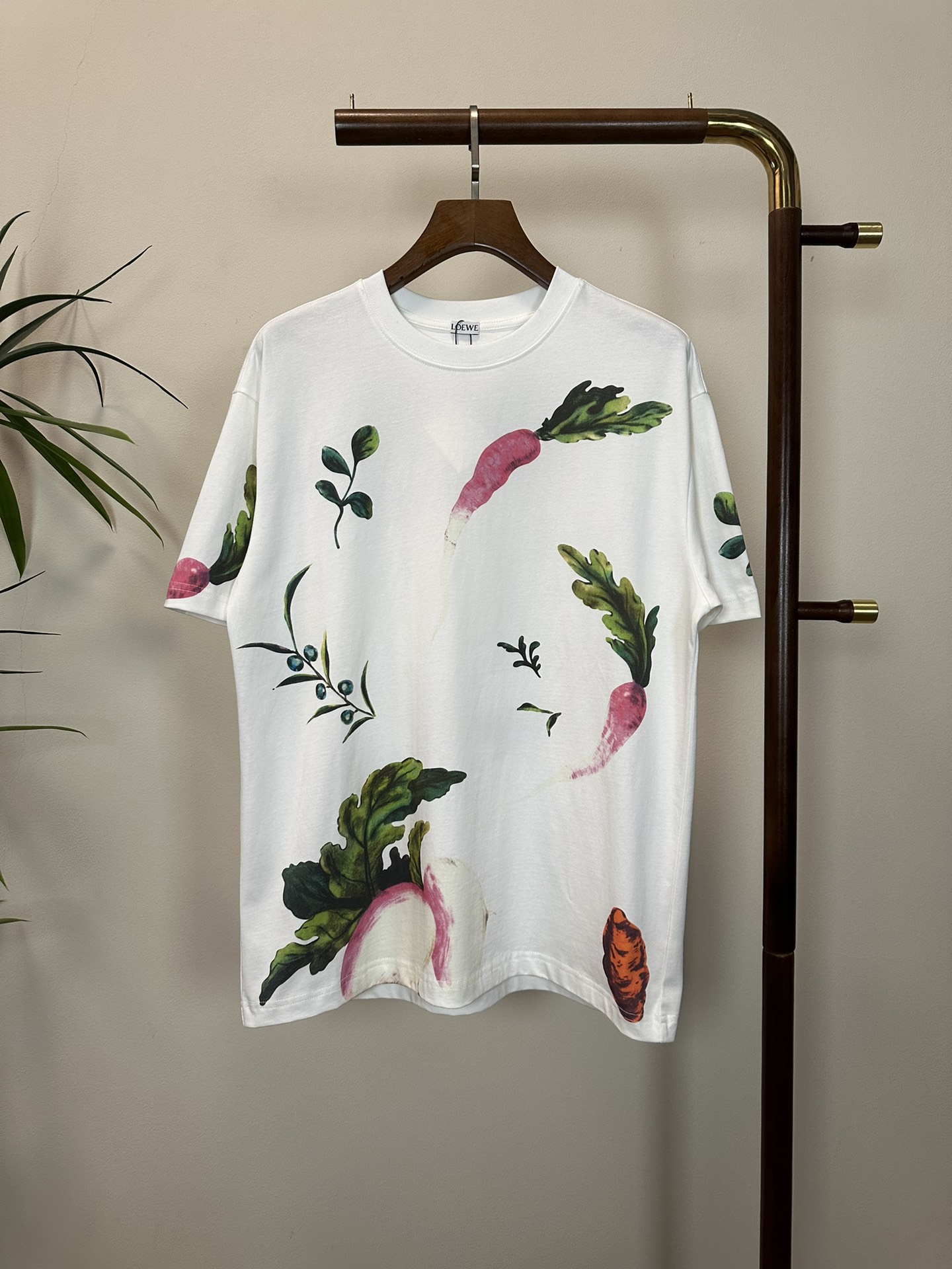 NO:513477,LOE 2025 new round neck short-sleeved T-shirt high-end version!  Customized fabrics for counters are breathable and comfortable, with impeccable details, and the brand element design concept reflects high quality. The feel is delicate and soft!  It is casually cut, with a great upper body style!  S-XL, loewe, loewe, T-shirt,tees, t-shirt,alexander wang19860909LOE 罗意威2025新款 圆领 短袖 T恤 高端版本！专柜定制面料 透气舒适度高,细节无可挑剔,品牌元素设计理念,体现高品质.手感细腻柔软！呈现休闲裁剪,上身版型超赞！ 码数S- XL,,loewe,loewe,T-shirt,tees，t-shirt,alexander wang,Men's clothing