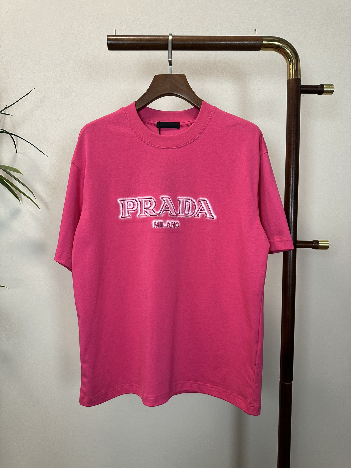 NO:483173,PRA Prada 2025 new round neck short-sleeved T-shirt high-end version!  Customized fabrics for counters are breathable and comfortable, with impeccable details, and the brand element design concept reflects high quality. The feel is delicate and soft!  It is casually cut, with a great upper body style!  S-XL, prada, prada, T-shirt,tees, t-shirt,alexander wang19860909PRA 普拉达2025新款 圆领 短袖 T恤 高端版本！专柜定制面料 透气舒适度高,细节无可挑剔,品牌元素设计理念,体现高品质.手感细腻柔软！呈现休闲裁剪,上身版型超赞！ 码数S- XL,,prada,prada,T-shirt,tees，t-shirt,alexander wang,Men's clothing