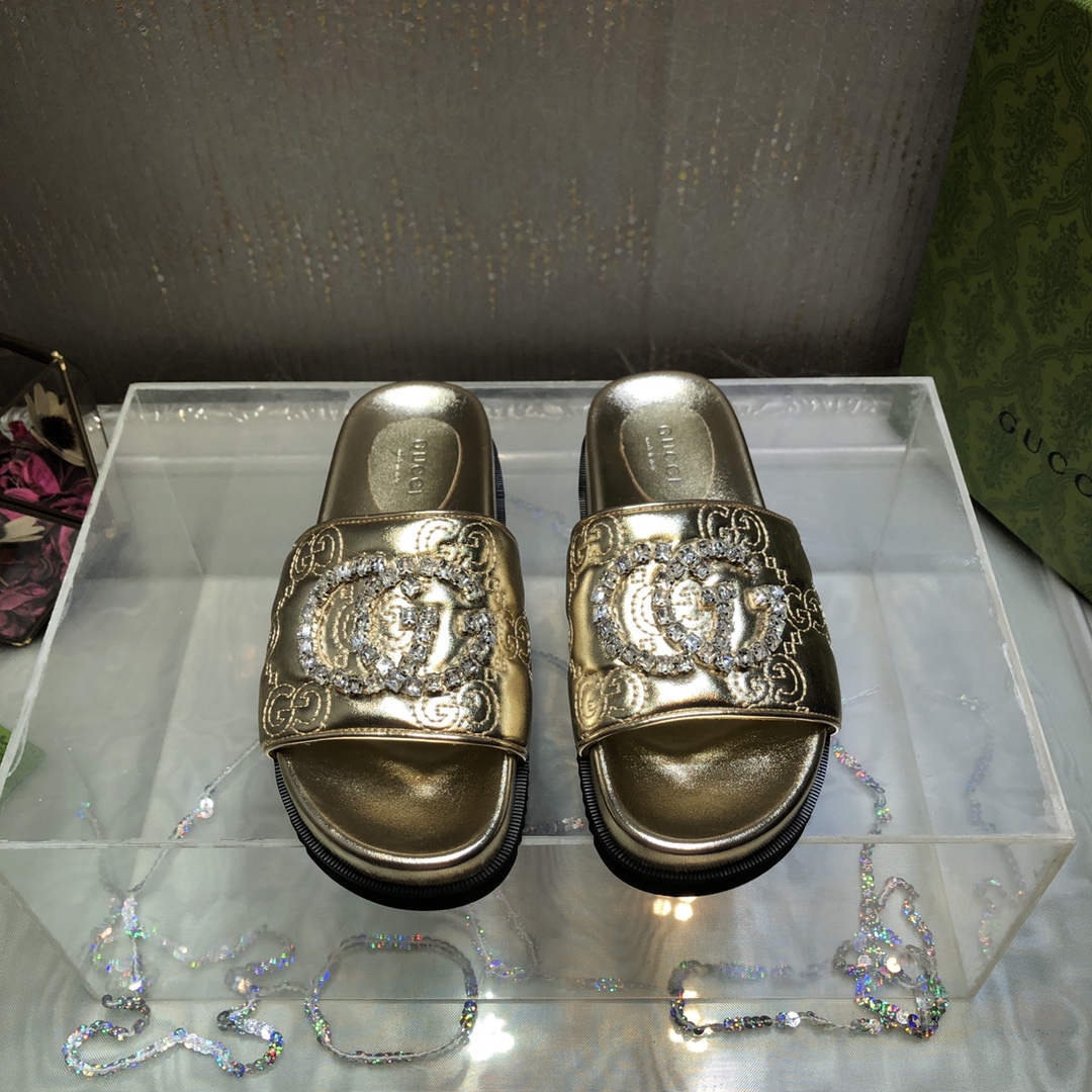 NO:241829,GUCCI* spring and summer new one-line thick-soled slippers~ imported embossed lambskin, hand-sewn G-shaped logo thick-soled to increase height and make you look slimmer!  All-match and casual!  Upper embroidered sheepskin inner/foot pad sheepskin bottom thickness 3.5cm forefoot 2.5cm outsole anti-slip sole size 35-39 [40.41 customized], slippers, gucci, slippers, sheepskin19860909出GUCCI*春夏新款一字厚底拖鞋～ 面料进口压花小羊皮,手工缝钻G字logo厚底增高显瘦！百搭随性！ 鞋面刺绣羊皮 内里/垫脚羊皮 底厚3.5cm前掌2.5cm 大底防滑底 码数35-39〔40.41定做〕,拖鞋,gucci,slippers,sheepskin,Women's Shoes