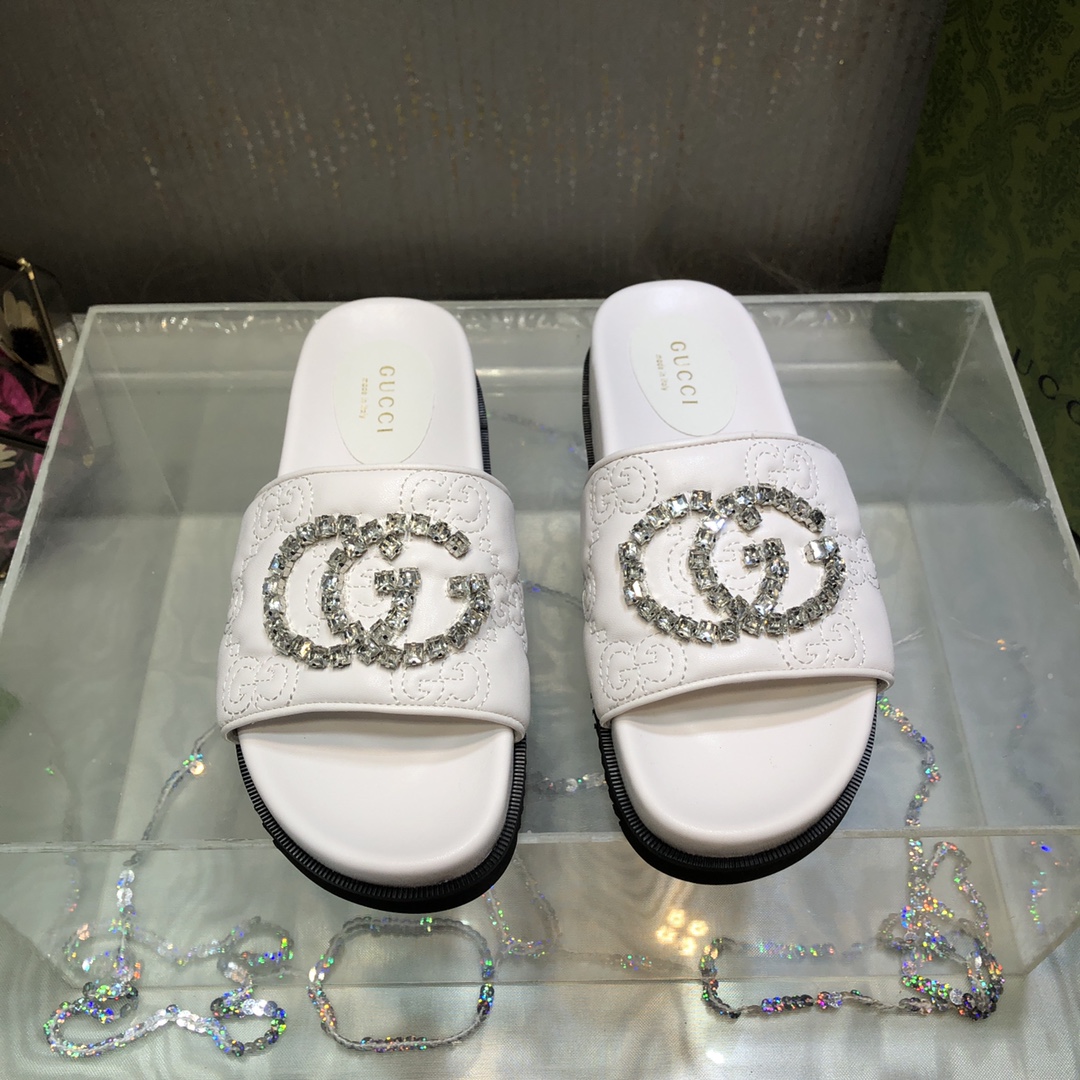 NO:241831,GUCCI* spring and summer new one-line thick-soled slippers~ imported embossed lambskin, hand-sewn G-shaped logo thick-soled ** to make you look slimming!  All-match and casual!  Upper embroidered sheepskin inner/foot pad sheepskin bottom thickness 3.5cm forefoot 2.5cm outsole anti-slip sole size 35-39 [40.41 customized], slippers, gucci, slippers, sheepskin19860909出GUCCI*春夏新款一字厚底拖鞋～ 面料进口压花小羊皮,手工缝钻G字logo厚底**显瘦！百搭随性！ 鞋面刺绣羊皮 内里/垫脚羊皮 底厚3.5cm前掌2.5cm 大底防滑底 码数35-39〔40.41定做〕,拖鞋,gucci,slippers,sheepskin,Women's Shoes