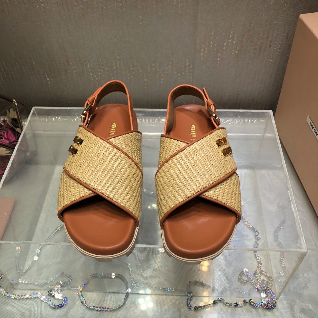 NO:241845,~ Miu Mi* 2025 spring and summer new woven cross-soled sandals~ Rafia hand-woven ~ lazy and casual on the feet!  Upper sheepskin   braided inner/foot pad sheepskin outsole molded sole sole height 3.5cm Size35-39 [40.41 custom made], sandals, miumiu, sandals, sheepskin19860909出～Miu Mi*2025春夏新品编织交叉厚底凉鞋～拉菲草手工编制 ～上脚慵懒随性！ 鞋面羊皮 编织 内里/垫脚羊皮 大底成型底 底高3.5cm Size35-39〔40.41定做〕,凉鞋,miumiu,sandals,sheepskin,Women's Shoes