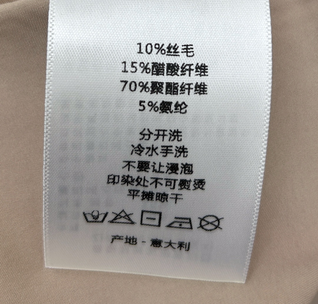 25年新款独家首发 假两件吊带背心连衣裙，简约时尚，彰显女性优雅魅力！拼色假吊带背心设计搭配直筒版型 不