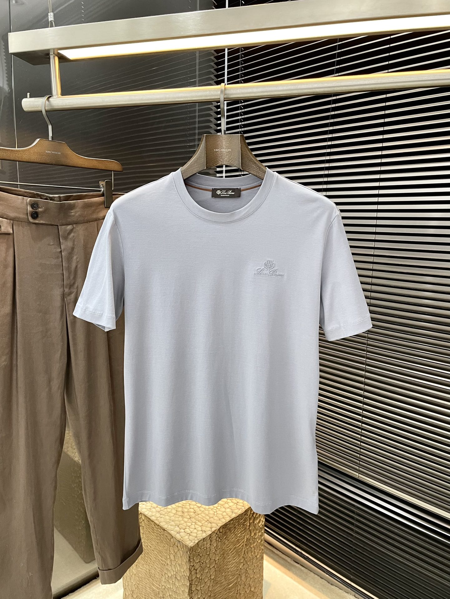 NO:119577,Loro Piana series VIP high-end customization, new short-sleeved spring and summer style, versatile style, anyone can easily control the fabric, fully customized, high-quality mercerized cotton fabric, the fabric feels soft, the upper body is comfortable and soft, the simple style is very classy, ​​simple and unique, the style is very exquisite, the cut is very exquisite, showing the aura, and it will highlight the exquisiteness of business men!  Size M-3XL, loro piana, T-shirt, alexander wang19860909Loro Piana（诺悠翩雅）系列 VIP高级定制 春夏季新款短袖 百搭款式 任何人都可以轻松驾驭 面料全订制 高定一等品丝光棉面料 面料手感柔软,上身舒适柔软 简约的款式非常显档次,简约个性时尚,版型剪裁非常精致,显气场,又会凸显商务男士的精致！尺码M-3XL,,loro piana,T-shirt,alexander wang,Men's clothing