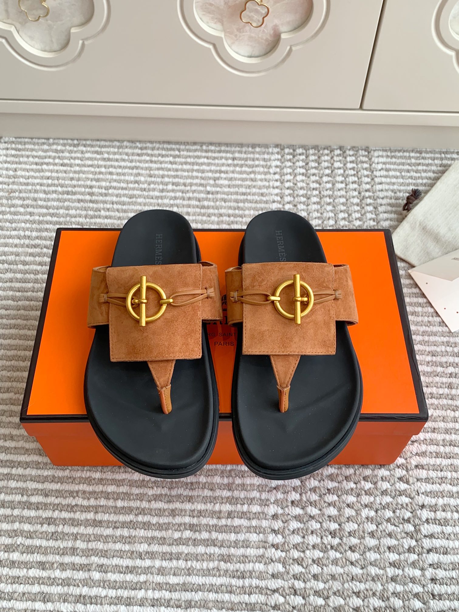NO:164641,Women, Men, Hermes, Hermes, H-Home Joyce series, foot-clip sandals, top quality, calfskin functional sandals, paired with ergonomic rubber soles and classic Glenan shoe buckles. Nautical style, create a casual urban look. Imported top-layer calfskin footbed silk cowhide, original open molded sole, women's size 35-40 (41 custom made) men's size 39-45 (46 custom made), slippers, hermes, hermes, sandals, slippers, cowhide19860909批女 男 Hermes 爱马仕H家Joyce系列 夹脚凉拖鞋 顶级品质 小牛皮机能风凉鞋,搭配人体工学橡胶鞋底和经典Glenan鞋扣. 航海风格,打造休闲都市造型. 进口头层小牛皮 垫脚丝绸牛皮,原版开模大底 女码35-40码（41定做）男码39-45（46定做）,拖鞋,hermes,hermes,sandals,slippers,cowhide,Women's Shoes