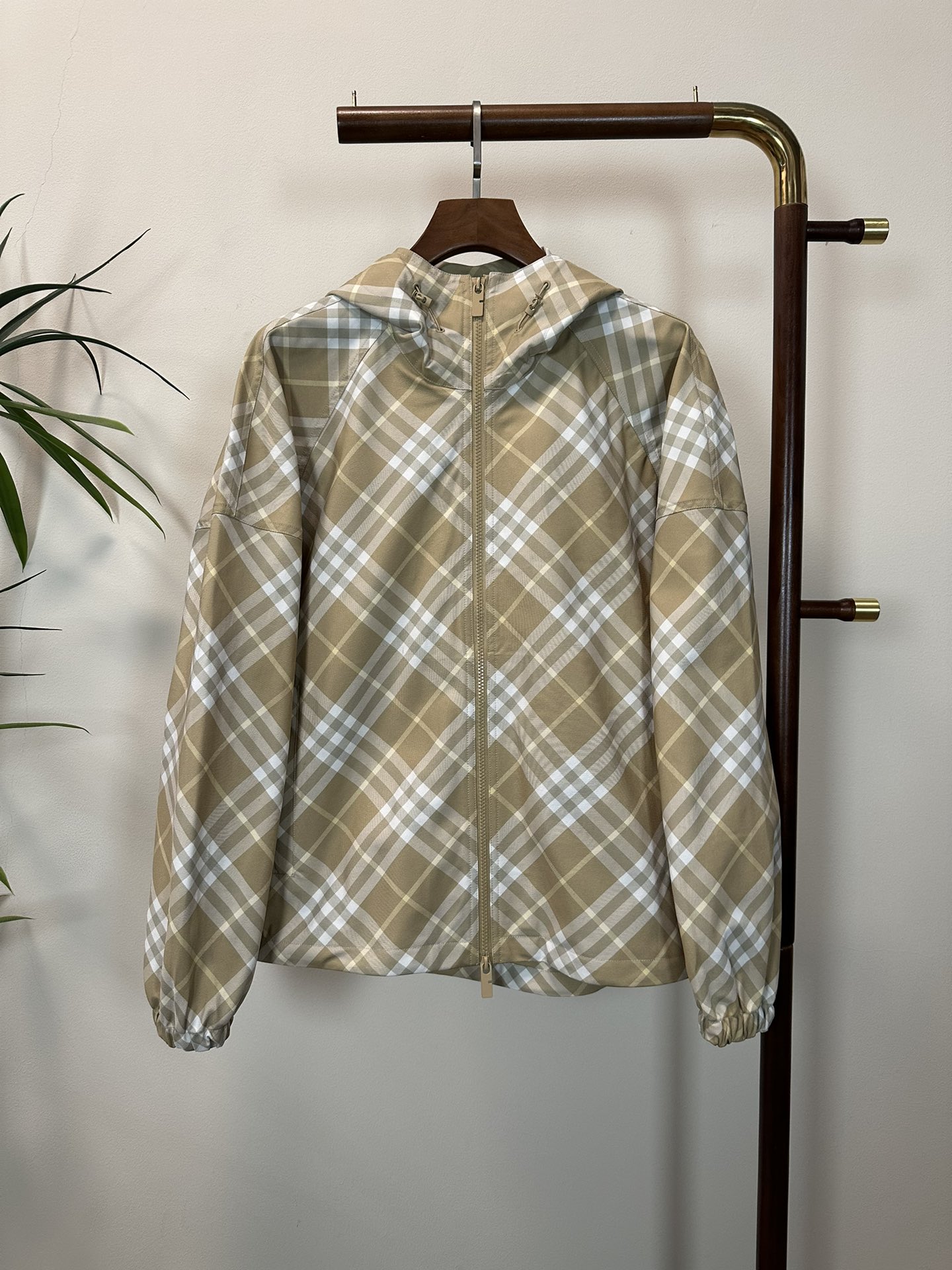 NO:513488,BBR Burberry's new spring and summer 2025 men's plaid jacket jacket, fashionable and casual high-end version!  Customized fabrics for counters are breathable and comfortable, with impeccable details, and the brand element design concept reflects high quality. The feel is delicate and soft!  It is casually cut, with a great upper body style!  Count 48-56, burberry, jackets & coats, jackets & coats, alexander wang19860909BBR 巴宝莉2025春夏新款男士格纹冲锋衣夹克外套,时尚休闲高端版本！专柜定制面料 透气舒适度高,细节无可挑剔,品牌元素设计理念,体现高品质.手感细腻柔软！呈现休闲裁剪,上身版型超赞！ 码数48-56,,burberry,jackets & coats,jackets & coats,alexander wang,Men's clothing