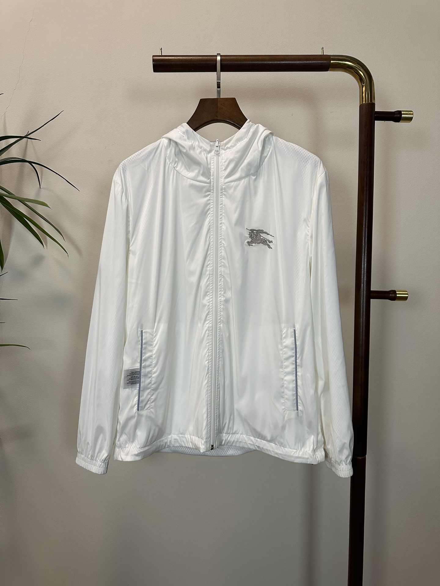 NO:513492,BBR Burberry's new spring and summer 2025 men's jacket jacket, fashionable and casual high-end version!  Customized fabrics for counters are breathable and comfortable, with impeccable details, and the brand element design concept reflects high quality. The feel is delicate and soft!  It is casually cut, with a great upper body style!  Count 48-56, burberry, jackets & coats, jackets & coats, alexander wang19860909BBR 巴宝莉2025春夏新款男士冲锋衣夹克外套,时尚休闲高端版本！专柜定制面料 透气舒适度高,细节无可挑剔,品牌元素设计理念,体现高品质.手感细腻柔软！呈现休闲裁剪,上身版型超赞！ 码数48-56,,burberry,jackets & coats,jackets & coats,alexander wang,Men's clothing