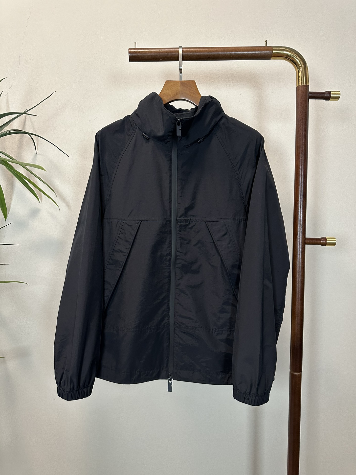 NO:513486,BBR Burberry's new spring and summer 2025 men's jacket jacket, fashionable and casual high-end version!  Customized fabrics for counters are breathable and comfortable, with impeccable details, and the brand element design concept reflects high quality. The feel is delicate and soft!  It is casually cut, with a great upper body style!  Count 48-56, burberry, jackets & coats, jackets & coats, alexander wang19860909BBR 巴宝莉2025春夏新款男士冲锋衣夹克外套,时尚休闲高端版本！专柜定制面料 透气舒适度高,细节无可挑剔,品牌元素设计理念,体现高品质.手感细腻柔软！呈现休闲裁剪,上身版型超赞！ 码数48-56,,burberry,jackets & coats,jackets & coats,alexander wang,Men's clothing