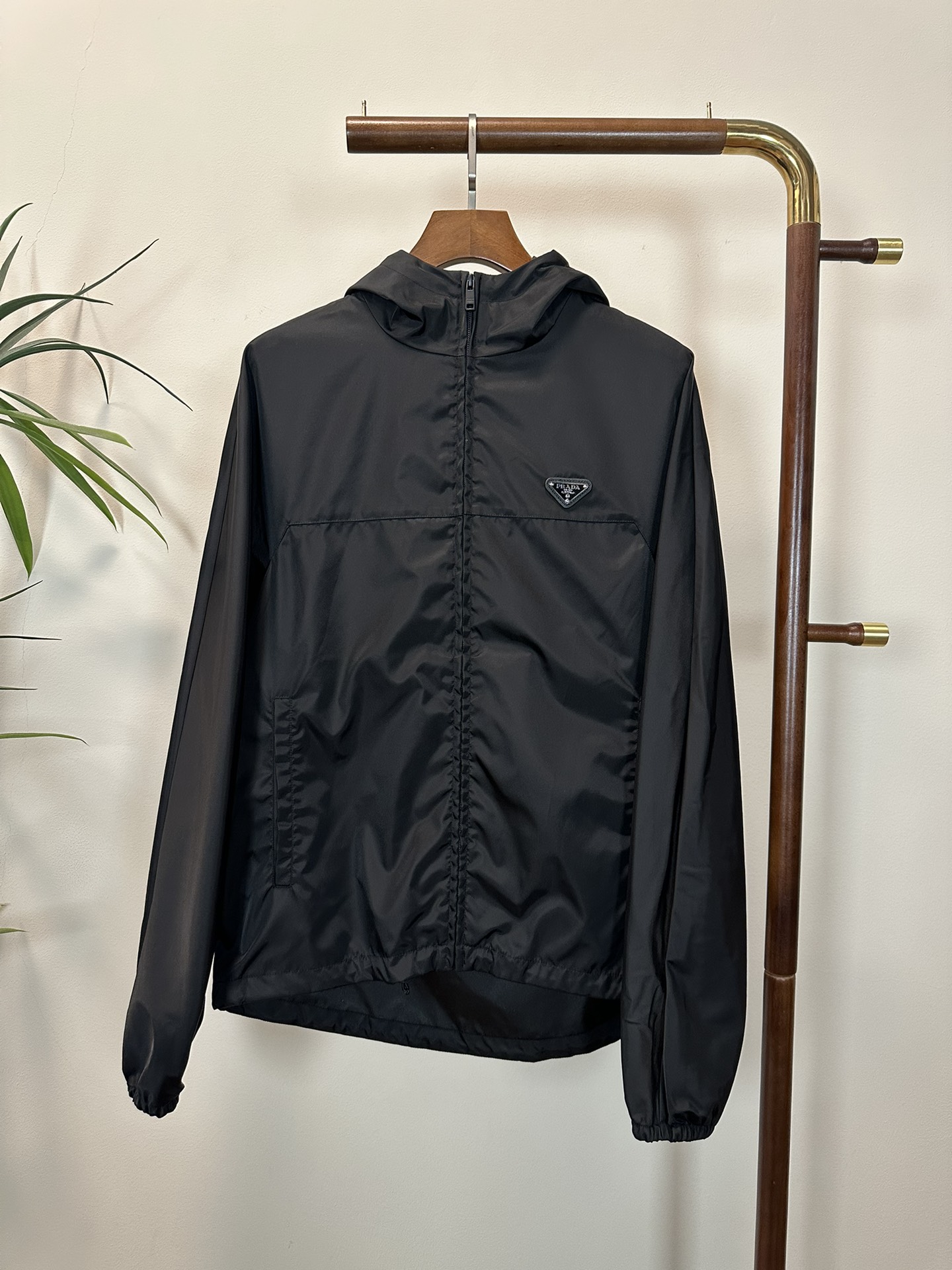 NO:513483,PRA Prada 2025 spring and summer new men's jacket jacket, fashionable and casual high-end version!  Customized fabrics for counters are breathable and comfortable, with impeccable details, and the brand element design concept reflects high quality. The feel is delicate and soft!  It is casually cut, with a great upper body style!  48-56, prada, prada, jackets & coats, jackets & coats, alexander wang19860909PRA 普拉达 2025春夏新款男士冲锋衣夹克外套,时尚休闲高端版本！专柜定制面料 透气舒适度高,细节无可挑剔,品牌元素设计理念,体现高品质.手感细腻柔软！呈现休闲裁剪,上身版型超赞！ 码数48-56,,prada,prada,jackets & coats,jackets & coats,alexander wang,Men's clothing