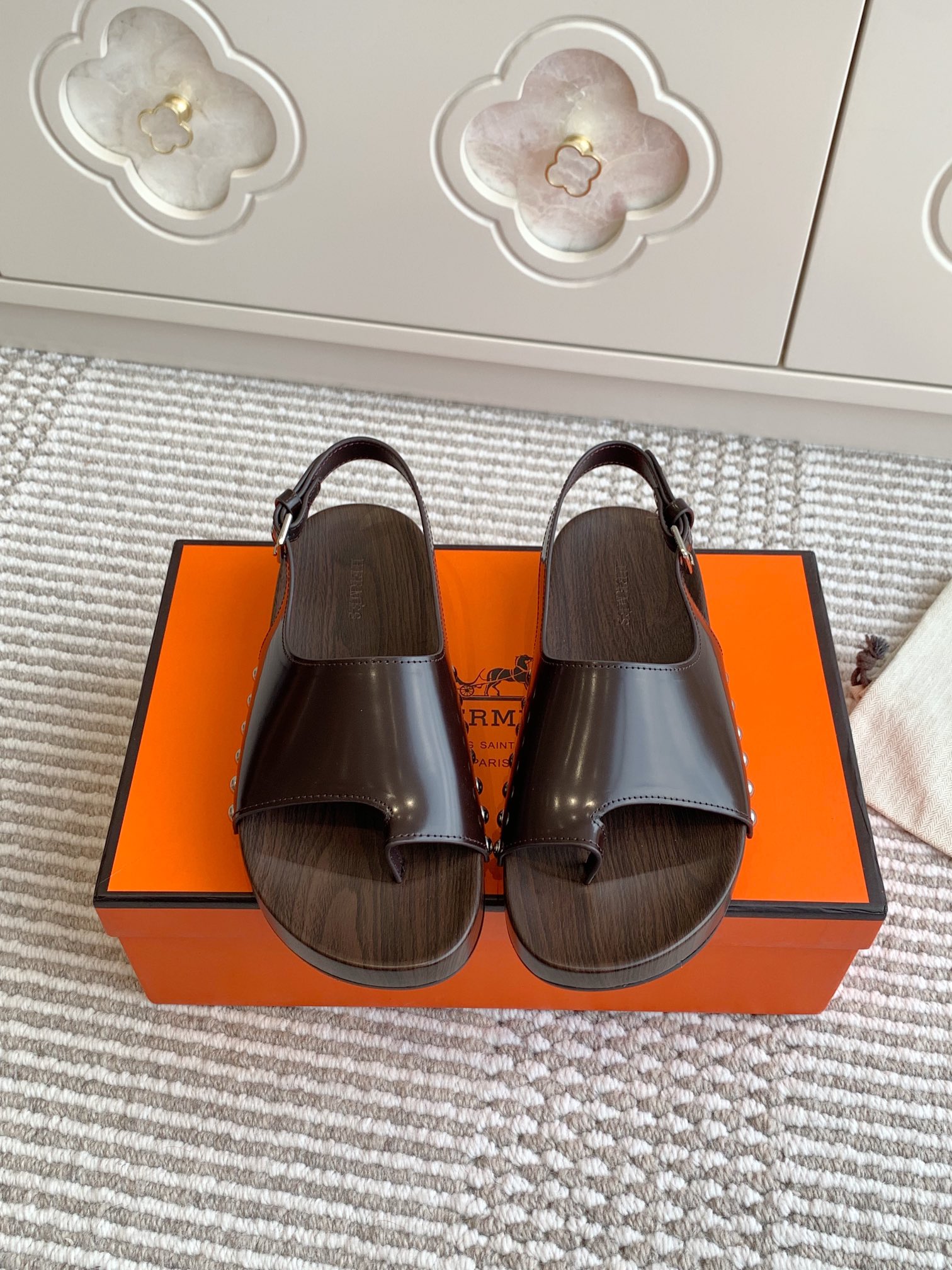 NO:164696,Hermes H home kos series wooden sole thick sole toe clip sandals Top quality calf leather wooden sole sandals, paired with adjustable straps. The design is simple and smooth, creating a casual and fashionable look. Imported calf leather with upper, thick sole 4cm original molded sole, women's size 35-40 (customized for 41), sandals, hermes, hermes, sandals, cowhide19860909批 Hermes 爱马仕H家 kos系列 木底·厚底套趾夹脚凉鞋 顶级品质 小牛皮木底凉鞋,搭配可调节袢带.设计简约流畅,打造休闲时尚造型. 鞋面进口小牛皮 厚底4cm 原版开模大底 女码35-40（41定做）,凉鞋,hermes,hermes,sandals,cowhide,Women's Shoes