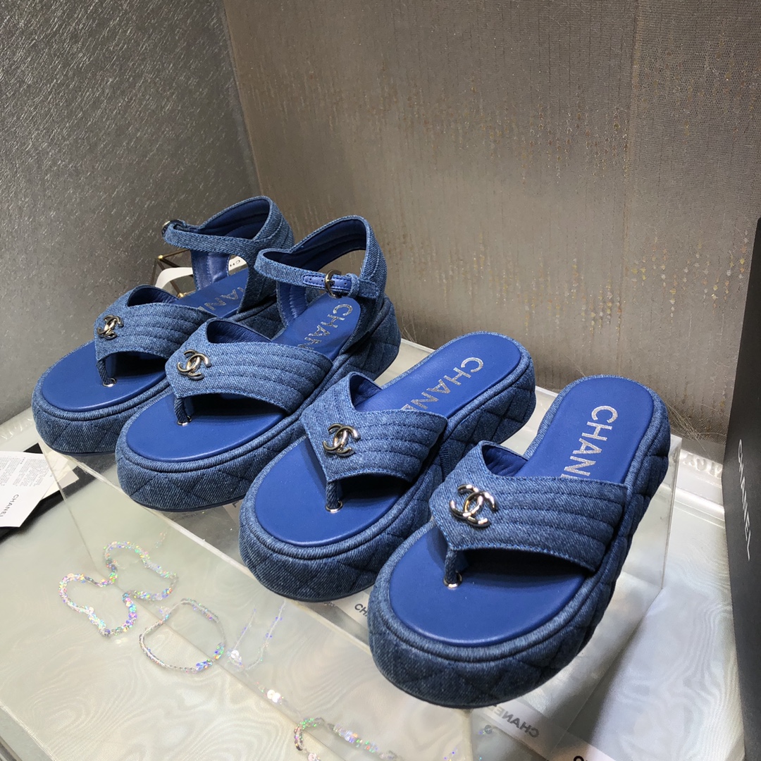 NO:241805,Top quality of slippers Chane＊25C Xiaoxiang Spring and Summer New Flip-Flops Thick-Soled Casual Sandals The most popular sandals on the Internet!  It is conceivable that Xiaoxiangkong cannot miss the appearance and comfort coexist ~ simple and versatile!  Upper lambskin/denim/silk inner/foot pad sheepskin sole height 4.5cm forefoot 3.5cm outsole original sole size 35-39 [40.41 custom made], split-toe shoes, chanel, sandals, slippers, sheepskin, silk fabric19860909拖鞋顶级品质 Chane＊25C小香春夏新品人字拖厚底休闲凉鞋全网最火的一款凉鞋 ！可想而知小香控不可错过的 颜值与舒适并存的 ～简约又百搭！ 鞋面小羊皮/牛仔布/绸缎 内里/垫脚羊皮 底高4.5cm 前掌3.5cm 大底原版底 码数35—39〔40.41定做〕,分趾鞋,chanel,sandals,slippers,sheepskin,silk fabric,Women's Shoes