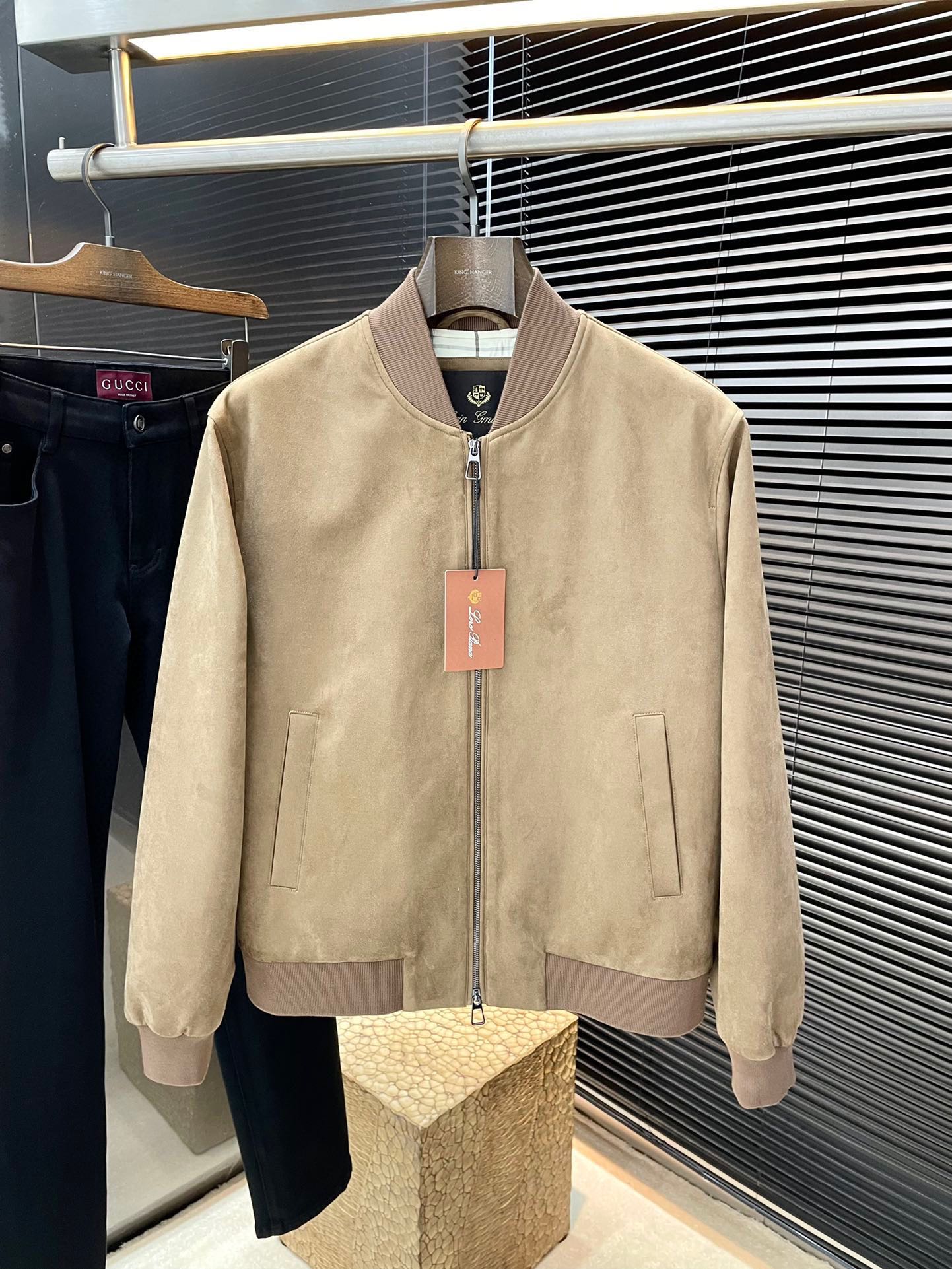 NO:119589,P Loro Piana (Nuoyou Pianya) is a major recommendation!  The new spring men's suede jacket is made of suede fabric and has a ribbed neckline, creating an excellent touch, with invincible texture and excellent breathability!  The upper body is fashionable and versatile, suitable for everyday wear, the upper body effect is capable and stylish, the wardrobe is excellent for business and leisure, and the high attendance rate is excellent. Color: military green, brown. Size S M L XL,,loro piano, jackets & coats, jackets & coats,chamois leather,alexander wang19860909P  Loro Piana（诺悠翩雅）重磅推荐！春季新款男士麂皮绒夹克外套,采用麂皮绒面料制作而成,罗纹领口,缔造出极为出色的触感,质感无敌细腻,透气性优越！上身时尚百搭,符合日常各种穿搭,上身效果干练有型,衣橱商务休闲绝佳的高出勤率 颜色:军绿色 、咖啡色 尺码S M L XL,,loro piana,jackets & coats,jackets & coats,chamois leather,alexander wang,Men's clothing