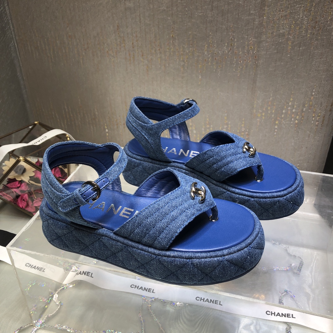 NO:241809,Top quality Chane＊25C Xiaoxiang Spring and Summer New Clip-toe Thick-soled Casual Sandals The most popular sandals on the Internet!  It is conceivable that Xiaoxiangkong cannot miss the appearance and comfort coexist ~ simple and versatile!  Upper lambskin/denim/silk inner/foot pad sheepskin sole height 4.5cm forefoot 3.5cm outsole original sole size 35-39 [40.41 custom made], split-toe shoes, chanel, sandals, sheepskin, silk fabric19860909凉鞋顶级品质 Chane＊25C小香春夏新品夹趾厚底休闲凉鞋全网最火的一款凉鞋 ！可想而知小香控不可错过的 颜值与舒适并存 ～简约又百搭！ 鞋面小羊皮/牛仔布/绸缎 内里/垫脚羊皮 底高4.5cm 前掌3.5cm 大底原版底 码数35—39〔40.41定做〕,分趾鞋,chanel,sandals,sheepskin,silk fabric,Women's Shoes