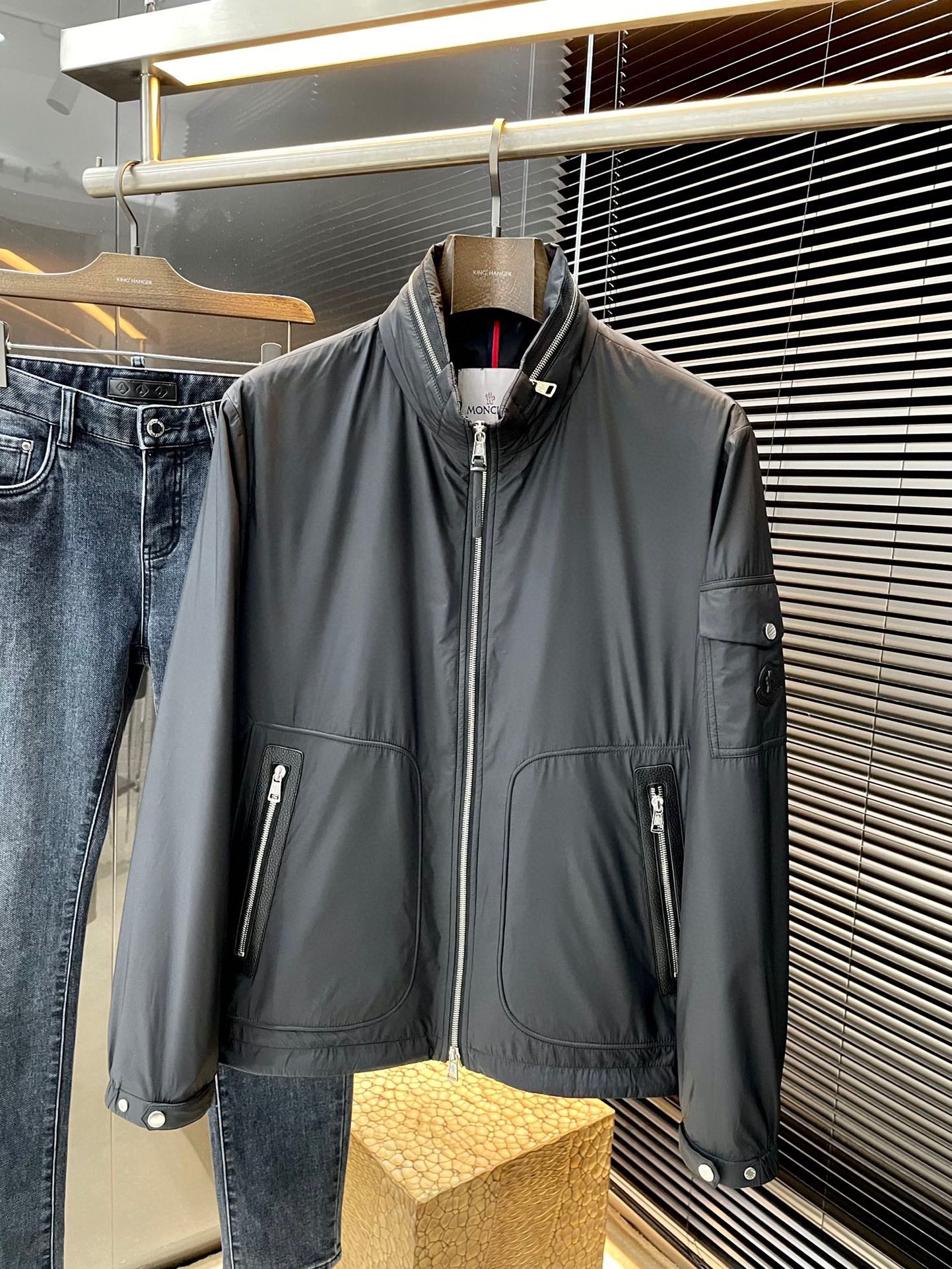 NO:119592,Moncher- (blind) big recommendation!  Spring new products, simple and elegant jackets, imported original high-quality polyester fiber fabric, sag and luster are definitely aeration, embossed design, the style is more youthful and energetic, the turning work is neat and flat, all hardware accessories are customer-supplied top-grade accessories, and it is obvious that it is high-end fabric. This fabric is a good product from regular manufacturers, without any picky places. This jacket is often worn and has strong practicality. Size M-3XL, Moncler, jackets & coats, jackets & coats, alexander wang19860909Moncher-（蒙口）重磅推荐！春季新品 简约大方夹克 进口原版高品质聚脂纤维面料,垂度和光泽绝对是提气,压花设计 款式更显青春活力,车工走线整齐平整,所有五金附料都是客供带logo顶级配件 一看就是高档的面料 这种面料都是定织的 正规大厂途径出来的好货,无任何有挑剔的地方 这样的一件外套属于常备常穿的,实用性很强.尺码M-3XL,,Moncler,jackets & coats,jackets & coats,alexander wang,Men's clothing