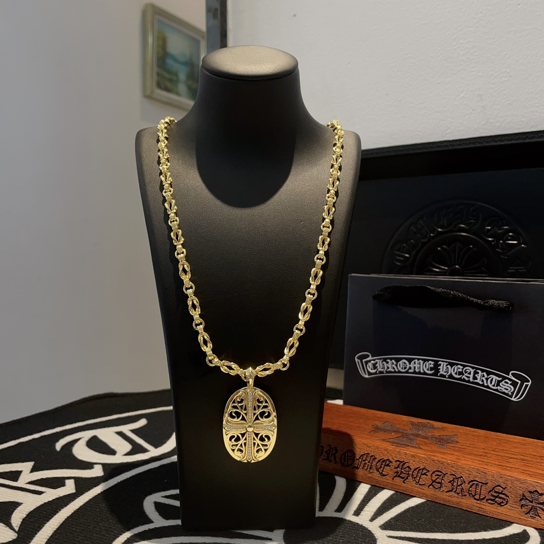 NO:105192,TikTok/Kuaishou/ins/Xiaohongshu/Live Hot, New [Counter Quality] Chrome Hearts Golden Necklace, Oval Diamond Cross Pendant, High-Rooming Body, Fashionable and Firm-Free, Men and Women Can Wear, Same Model for Couples Official Website Original Rock Punk Thai Silver Style Retro Elements Trendy and All-Match!  Chain length 60 cm, jewelry quality, chrome hearts, chrome hearts, necklace, gold19860909批 抖音/快手/ins/小红书/直播热门 ,新款【专柜品质】Chrome Hearts克罗心黄金色项链 ,椭圆满钻十字架吊坠,上身贵气十足,潮流时尚必备 男女均可佩戴 情侣同款 官网原版 摇滚朋克泰银风格 复古元素 潮流百搭！ 链长60厘米,饰品精品,chrome hearts,chrome hearts,necklace,gold,Jewelry