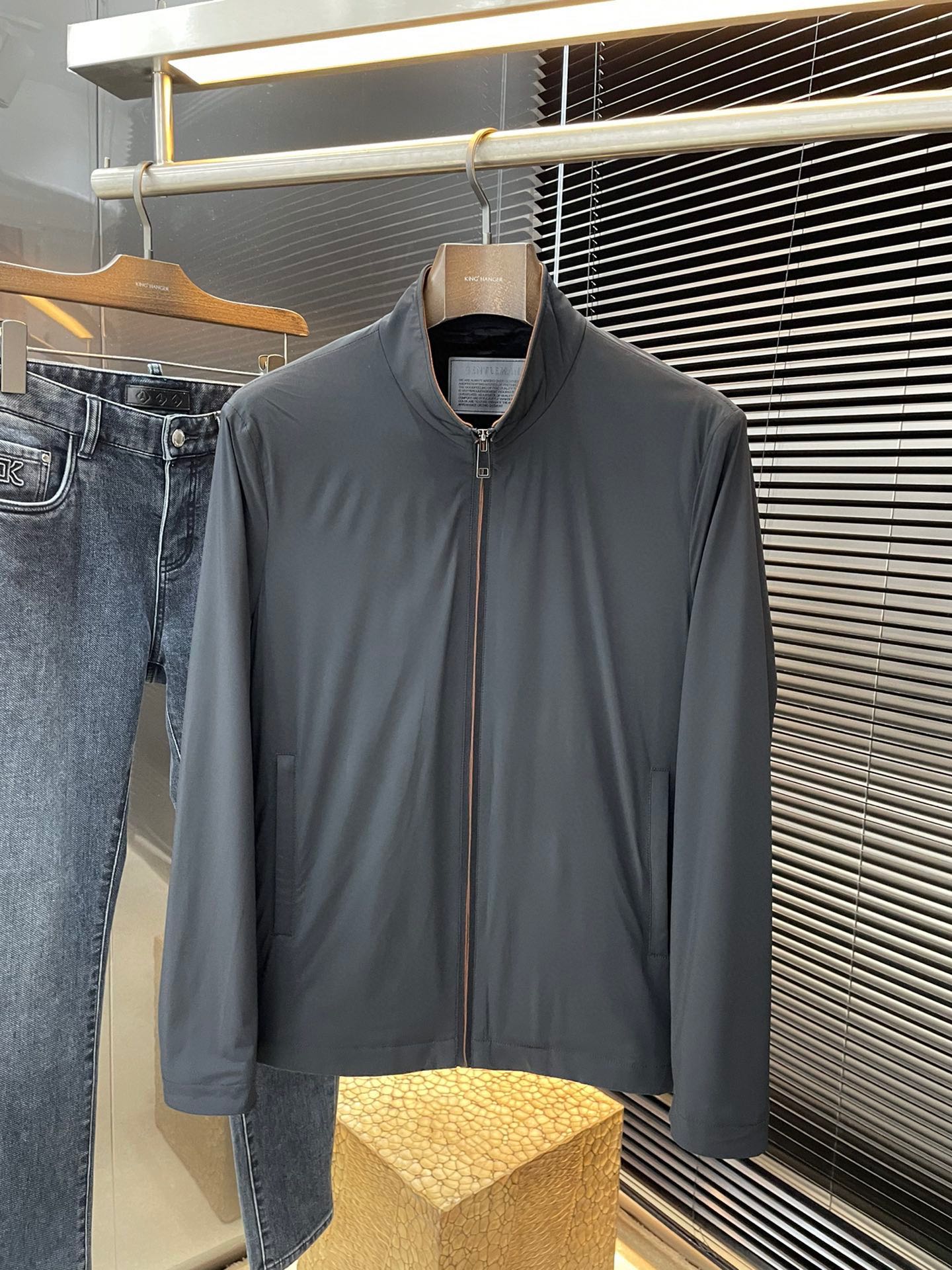 NO:121011,EmporioArmin- (Armani) Big recommendation!  New products for spring 2025 Simple and elegant jacket Imported original high-quality nylon fabric, sag and luster are definitely breathable, embossed design, the style is more youthful and energetic, the turning work is neat and flat, all hardware accessories are customer-supplied top-grade accessories, and it is obvious that it is high-end fabric. This fabric is a good product from regular manufacturers, without any picky places. This jacket is often worn and has strong practicality. Size M-3XL shipped the next day,,armani, jackets & coats, jackets & coats, alexander wang19860909EmporioArmin-（阿玛尼） 重磅推荐！2025春季新品 简约大方夹克 进口原版高品质锦纶面料,垂度和光泽绝对是提气,压花设计 款式更显青春活力,车工走线整齐平整,所有五金附料都是客供带logo顶级配件 一看就是高档的面料 这种面料都是定织的 正规大厂途径出来的好货,无任何有挑剔的地方 这样的一件外套属于常备常穿的,实用性很强.尺码M-3XL 隔天出货,,armani,jackets & coats,jackets & coats,alexander wang,Men's clothing