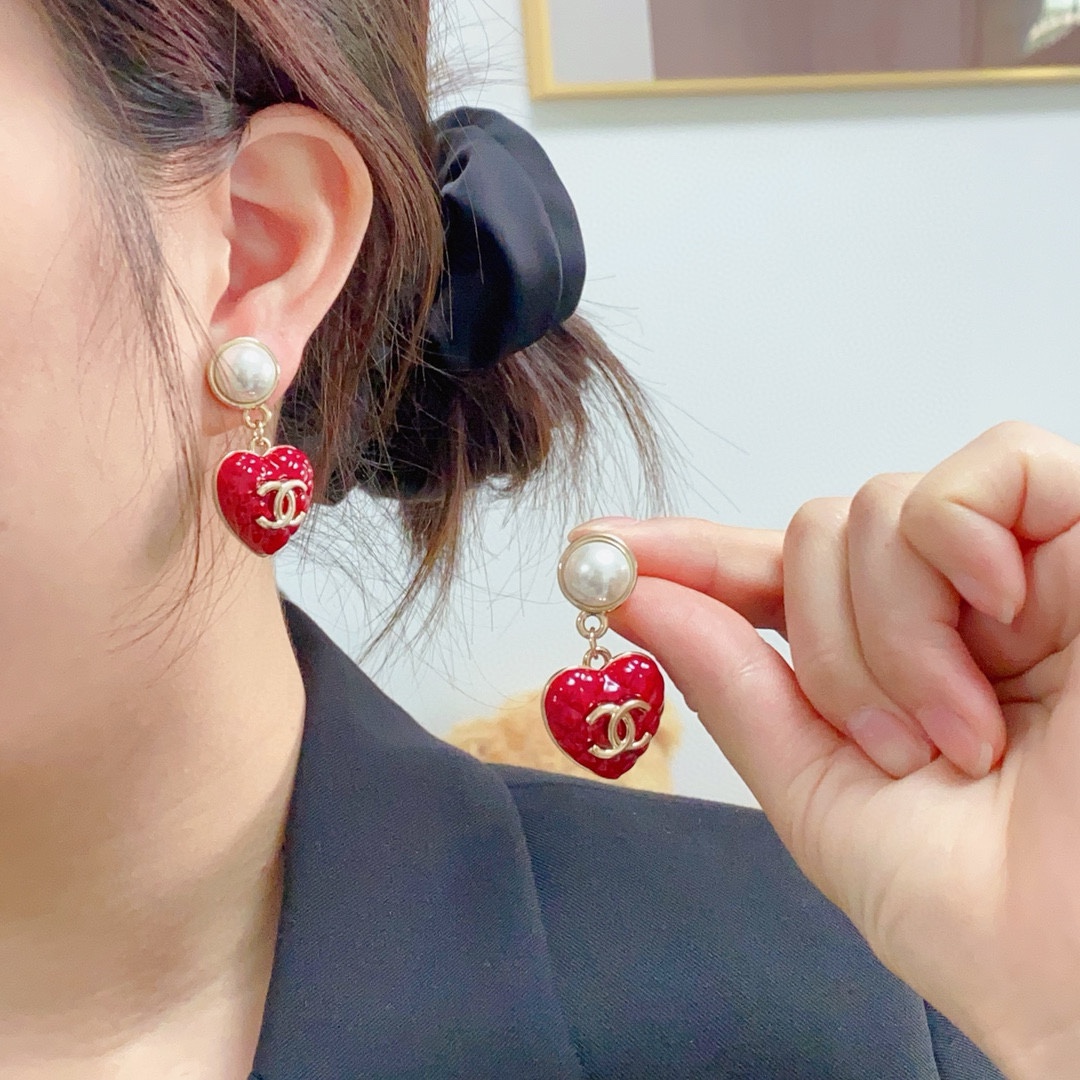 NO:111800,New high-end Chanel Xiaoxiang Double C Simple New Year Red Love Earrings Earrings This earring is really super beautiful, simple to look at but good to wear, even a small earlobe like me is very okzp earrings are super elegant and suitable for all occasions, jewelry quality, chanel, earrings19860909新款上市高端Chanel 小香双C简约新年红爱心耳钉耳坠这款耳环真的超级美看着设计简单但是佩戴效果好看到爆就连我这种小耳垂的也很okzp上耳超气质优雅适合各种场合,饰品精品,chanel,earrings,Jewelry