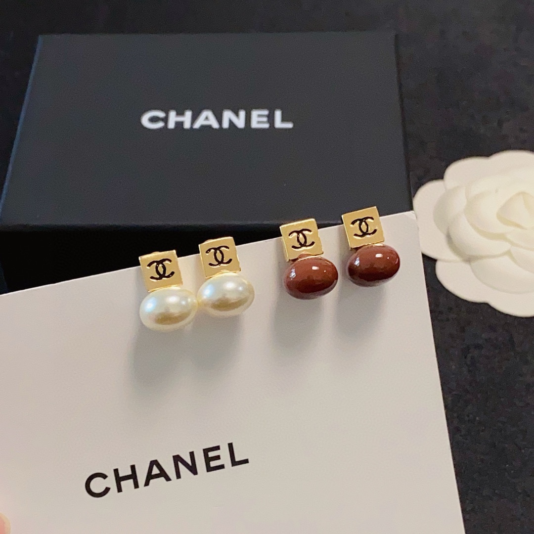 NO:111803,Xiaoxiangfeng Chanel Double C letter oval small pearl earrings Xiaohongshu fashion experts all plant grass. Face shape. Original material. Very simple. Daily matching of photography is very good. It is good to watch, good jewelry, chanel19860909小香风Chanel 双C字母椭圆小珍珠耳钉小红书时尚达人都有种草哦 显脸型 原版材质 很简约 拍照日常配搭很不错滴 耐看ing,饰品精品,chanel,Jewelry