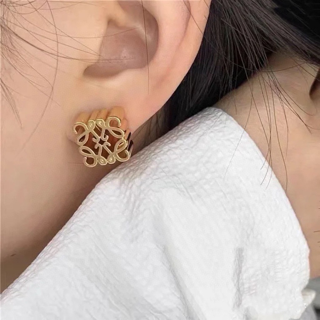 NO:111809,LOEWE diamond earrings I immediately fell in love with L0EWE Anagram silk-wrapped three-dimensional hanging earrings and a ring buckle with LOEWE carved diamond buckle, exquisite and durable. This is very suitable for any daily outfit, ZP consistent brass material, the highest version on the entire network, welcome to compare any details, compare the accessories, loewe, loewe, earrings19860909LOEWE菱形耳钉 第一眼看到立马就喜欢上了 L0EWE 罗意威 Anagram缠丝立体吊耳环以及一个带有LOEWE雕花菱形扣的圈形搭扣,精致耐看 这款非常适合日常任何穿搭,ZP一致黄铜材质,全网最高版本,欢迎任意对比, 小细节要对比,饰品精品,loewe,loewe,earrings,Jewelry