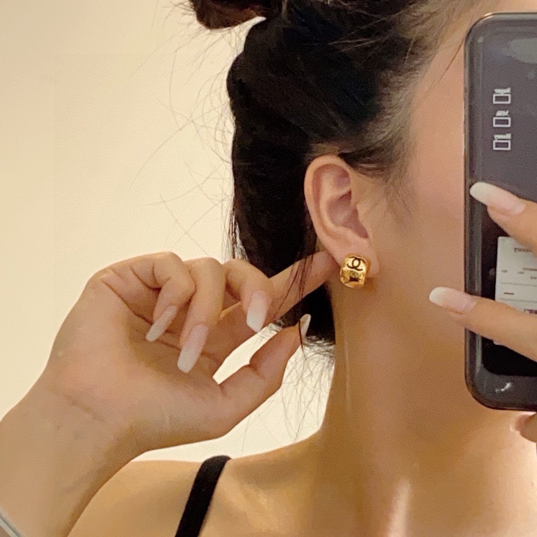 NO:111812,Chanel Chanel's new double C small earrings are all very beautiful and versatile fashion items. Daily styles are very modified in the face shape, very classy and elegant. The fragrant earrings are really so exquisite and ladylike. Really, brass material 9.25 silver needles, jewelry quality, chanel, chanel19860909Chanel 香奈儿新款双C小耳钉 这款随意搭配都是非常好看百搭时尚单品 日常款 很修饰脸型 很上档次的 很优雅气质 香香的耳钉实在是太精致了、淑女大气 真的 黄铜材质 9.25银针,饰品精品,chanel,chanel,Jewelry