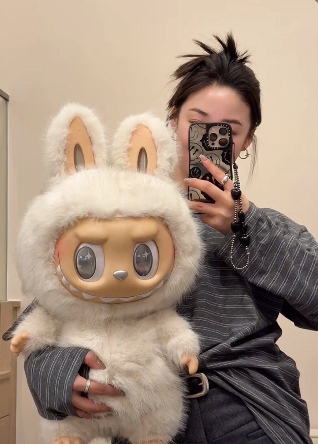 💰115 Miumiu高级灰polo衫
【一组实拍细节图】 高级感拿捏了
不挑人版型的太白富美了
强烈推荐这款
上身非常的吸引人~
:超有魅力
很难不心动的
上身慵懒气质
真的太好看了
小众又高级有品位的宝子冲啊
尺码:sm
S M
衣长 70 72
胸围 118 120
肩宽 51 53