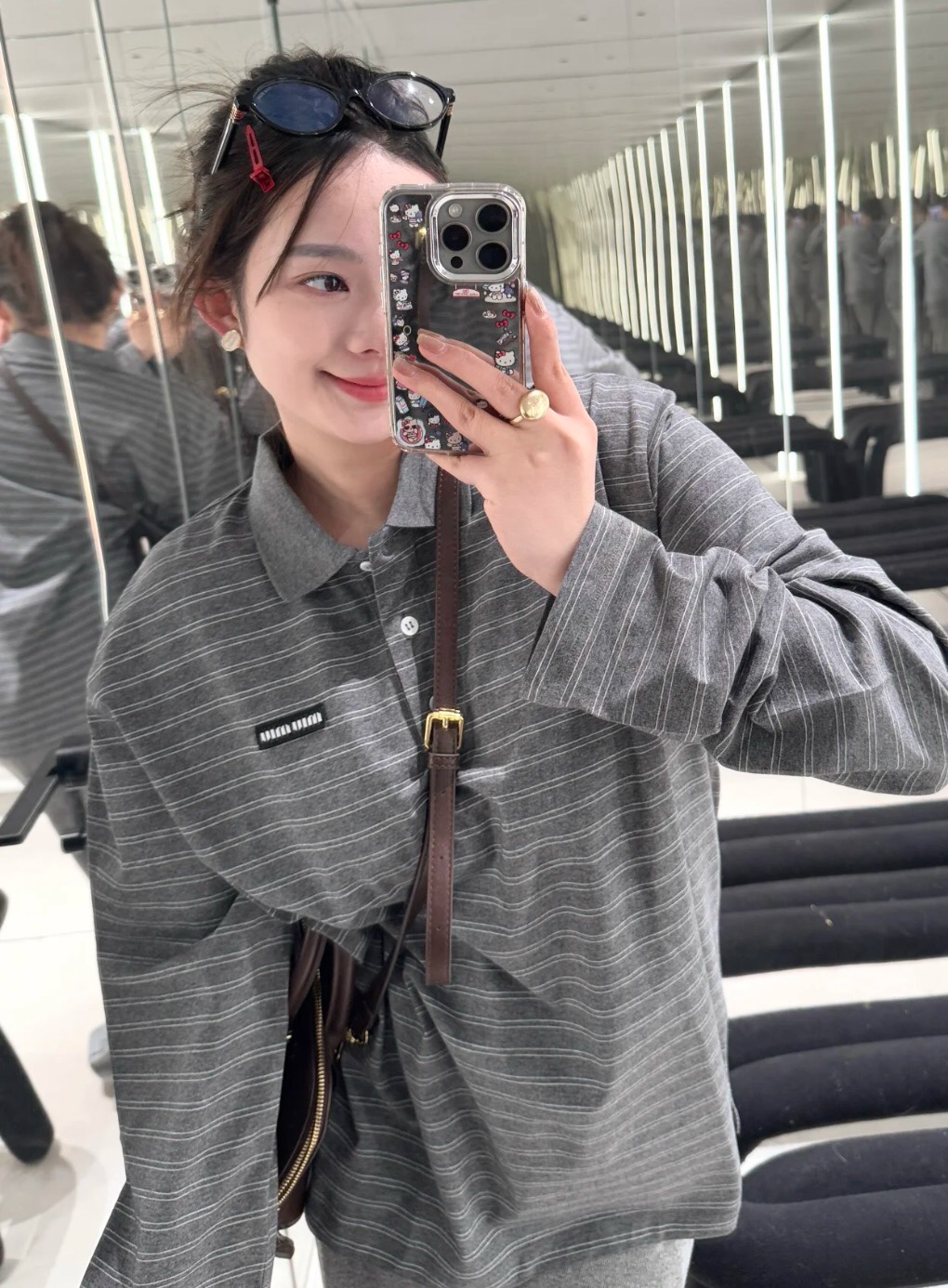 💰115 Miumiu高级灰polo衫
【一组实拍细节图】 高级感拿捏了
不挑人版型的太白富美了
强烈推荐这款
上身非常的吸引人~
:超有魅力
很难不心动的
上身慵懒气质
真的太好看了
小众又高级有品位的宝子冲啊
尺码:sm
S M
衣长 70 72
胸围 118 120
肩宽 51 53