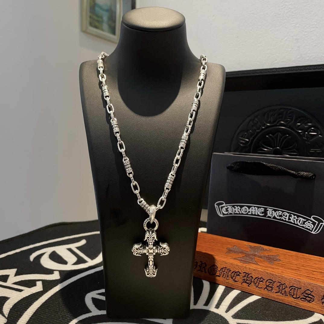 NO:105194,New [Counter Quality] Chrome Hearts Croxin Classic Retro Cross Element Necklace, Flame Cross Pendant, Different Concave and Convex Scout Flowers are Croxin's ambition, so they last forever. Genuine version of Chrome Hearts Croxin, differentiated from the market, benchmarked on the quality of the version, looking at the details of the letter printing, retro old gray oxygen level. Seiko version!  !  !  Pure handmade ~ Authentic model opening must-have fashion and fashion, both men and women can wear it, same style for couples, original official website, rock punk style silver style, retro elements, trendy and versatile!  , jewelry boutique, chrome hearts, chrome hearts, necklace19860909新款【专柜品质】Chrome Hearts克罗心经典复古十字元素项链 火焰十字架吊坠 凹凸造型不同的花纹设计风格 呈现出与众不同 十字架 童军花是克罗心的志 所以更经久不衰 正品打版Chrome Hearts克罗心 区别市场普通轻版 对版对标品质 看字印细节 复古做旧灰氧程度.精工版本！！！ 纯手工打造 ～正品开模潮流时尚必备 男女均可佩戴 情侣同款 官网原版 摇滚朋克泰银风格 复古元素 潮流百搭！,饰品精品,chrome hearts,chrome hearts,necklace,Jewelry