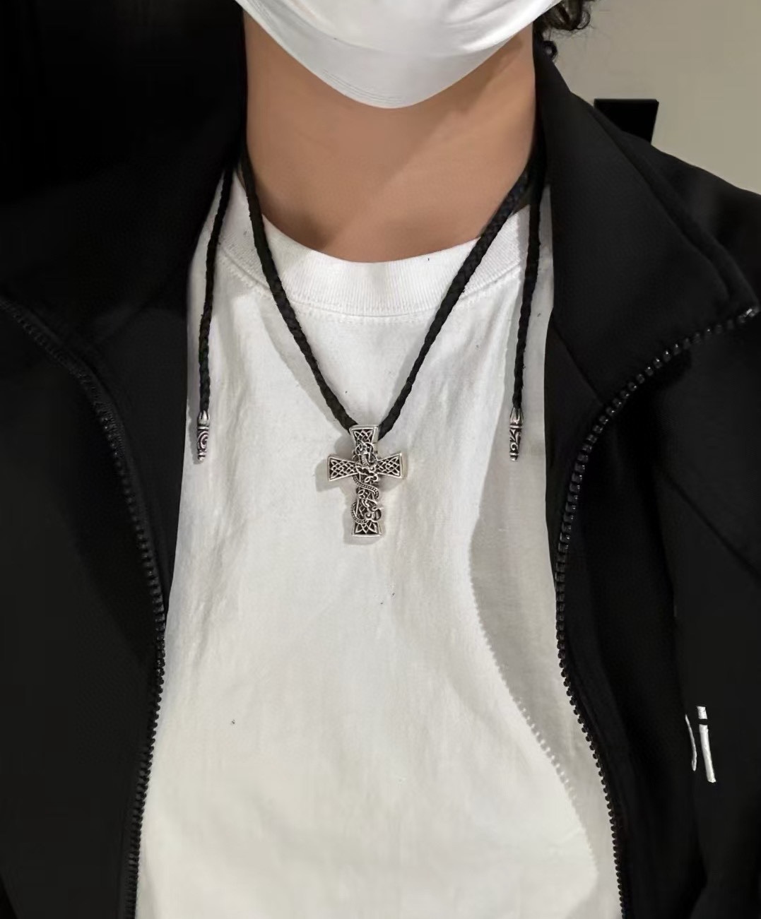 NO:105197,New [Counter Quality] Chrome Hearts Cross Leather Rope Braided Necklace, adjust the length at will, Kuaishou/ins/Little Red Book Popular, different concave and convex design styles, presenting uniqueness, Cross Scout flowers are Croxin's ambition, so they last longer, genuine version Chrome Hearts Croxin, different from the market, match the quality, look at the details of the letter printing, retro, old gray oxygen level. Seiko version!  !  !  Pure handmade ~ Authentic model opening must-have fashion and fashion, both men and women can wear it, same style for couples, original official website, rock punk style silver style, retro elements, trendy and versatile!  , jewelry boutique, chrome hearts, chrome hearts, necklace19860909新款【专柜品质】Chrome Hearts克罗心十字架皮绳编织项链 ,任意调节长度,快手/ins/小红书热门 凹凸造型不同的花纹设计风格 呈现出与众不同 十字架 童军花是克罗心的志 所以更经久不衰 正品打版Chrome Hearts克罗心 区别市场普通轻版 对版对标品质 看字印细节 复古做旧灰氧程度.精工版本！！！ 纯手工打造 ～正品开模潮流时尚必备 男女均可佩戴 情侣同款 官网原版 摇滚朋克泰银风格 复古元素 潮流百搭！,饰品精品,chrome hearts,chrome hearts,necklace,Jewelry