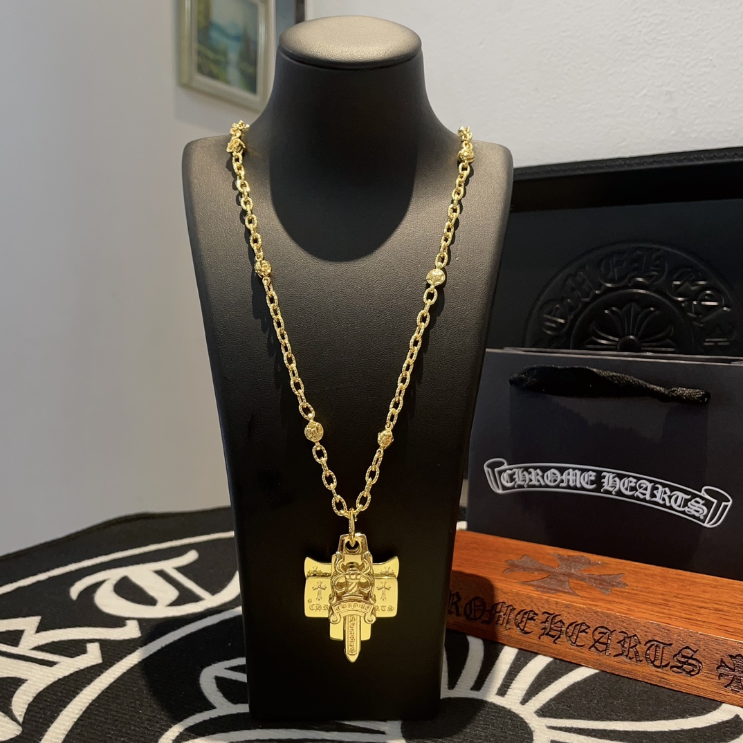 NO:105198,TikTok/Kuaishou/ins/Xiaohongshu/Live Hot, New [Counter Quality] Chrome Hearts Cross Garland Gold Necklace, Sword Triple Pendant, Top Body is very noble, a fashion and fashion essential, both men and women can wear it, same style for couples, official website original version, rock punk Thai silver style, retro elements, trendy and versatile!  Chain length 60 cm, jewelry quality, chrome hearts, chrome hearts, necklace, gold19860909批 抖音/快手/ins/小红书/直播热门 ,新款【专柜品质】Chrome Hearts克罗心十字花环黄金色项链 ,宝剑三重合吊坠,上身贵气十足,潮流时尚必备 男女均可佩戴 情侣同款 官网原版 摇滚朋克泰银风格 复古元素 潮流百搭！ 链长60厘米,饰品精品,chrome hearts,chrome hearts,necklace,gold,Jewelry
