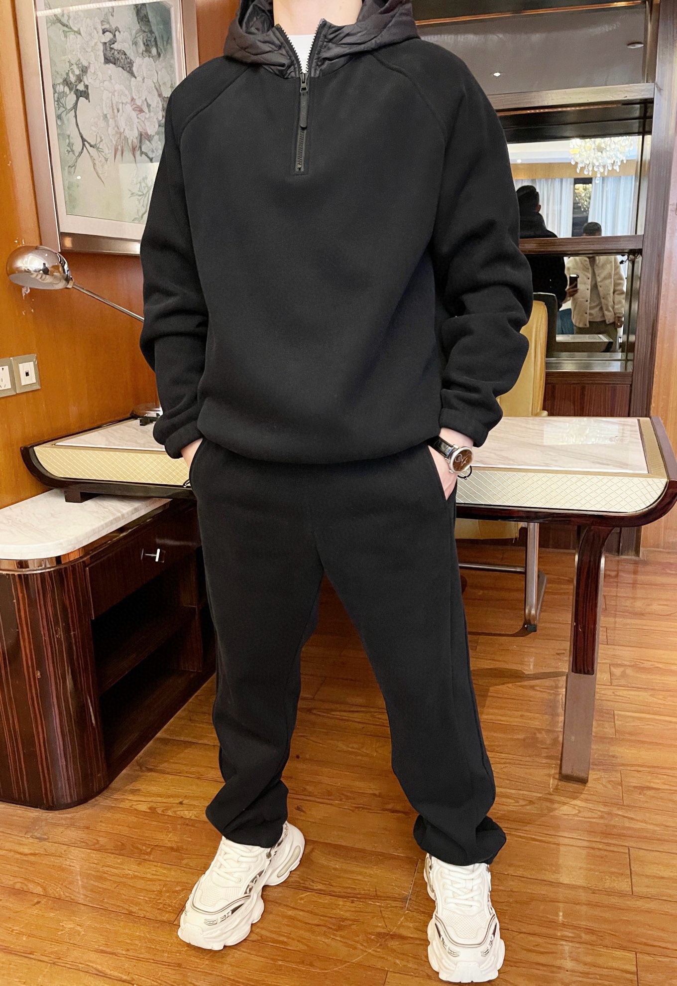 NO:120890,Lp-2025 counter hot hooded set black shipment. The outer layer of the selected imported composite material is 70 cotton 30 polyester fiber (1. Good moisture absorption and breathability, 2. Good skin feel, 3. Durability and stability, 4. Quick dryness) The inner layer is 94 polyester fiber 6 spandex (1. Wrinkle resistance and shape compliance, 2. Strength and durability, 3. Breathability and moisture absorption) is simple, generous, soft and comfortable. You are definitely worth having. (The model is 130 catties, weight is 130 catties, wears 48, and is equipped with Hong Kong Lane Crawford gift box packaging), loro piano, hats, alexander wang19860909Lp-2025专柜爆款连帽套装黑色出货 精选进口复合材质外层采用的是70棉30聚酯纤维（1.吸湿透气性好、2.皮肤触感好、3. 耐久性和稳定性、4.快干性）里层采用的是94聚酯纤维6氨纶（1.抗皱性和保形性、2.强度和耐用性、3.透气性和吸湿性）简约大方 柔软舒适 您绝对值得拥有.（模特身高130斤体重130斤穿48、配香港连卡佛礼盒包装）,,loro piana,hats,alexander wang,Men's clothing