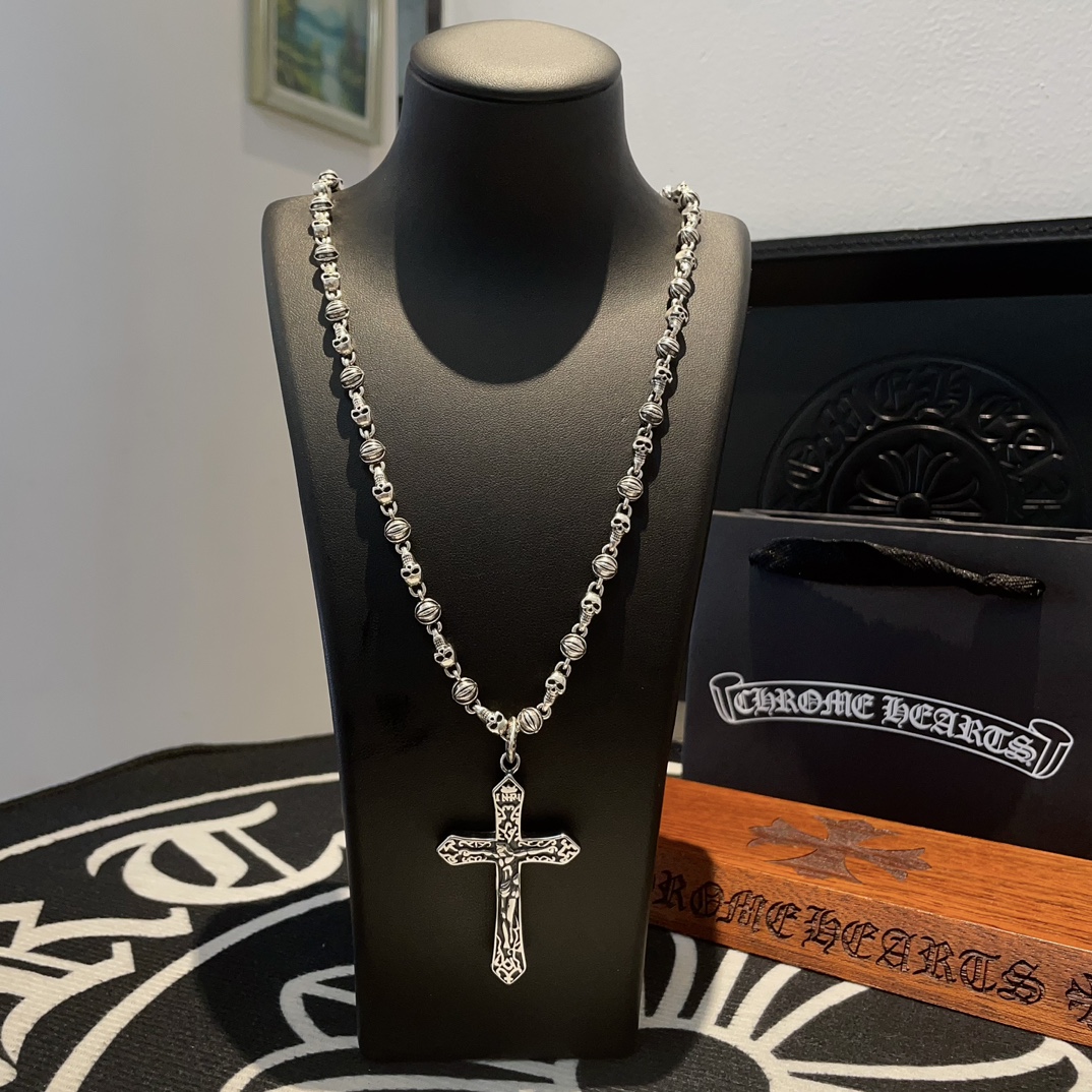 NO:105202,New [Counter Quality] Chrome Hearts Croxin Classic Retro Cross Flower Ball Skull Necklace Cross Pendant Different Concave and Convex Scout Flowers Presents Different from Others Cross Scout Flowers are Croxin's ambitions, so they last longer. Genuine version of Chrome Hearts Croxin Difference to the market ordinary light version, match the quality of the version, look at the details of the letter printing, the degree of retro old gray oxygen. Seiko version!  !  !  Pure handmade ~ Authentic model opening must-have fashion and fashion, both men and women can wear it, same style for couples, original official website, rock punk style silver style, retro elements, trendy and versatile!  , jewelry boutique, chrome hearts, chrome hearts, necklace19860909新款【专柜品质】Chrome Hearts克罗心经典复古十字花球骷髅头项链 十字架吊坠 凹凸造型不同的花纹设计风格 呈现出与众不同 十字架 童军花是克罗心的志 所以更经久不衰 正品打版Chrome Hearts克罗心 区别市场普通轻版 对版对标品质 看字印细节 复古做旧灰氧程度.精工版本！！！ 纯手工打造 ～正品开模潮流时尚必备 男女均可佩戴 情侣同款 官网原版 摇滚朋克泰银风格 复古元素 潮流百搭！,饰品精品,chrome hearts,chrome hearts,necklace,Jewelry