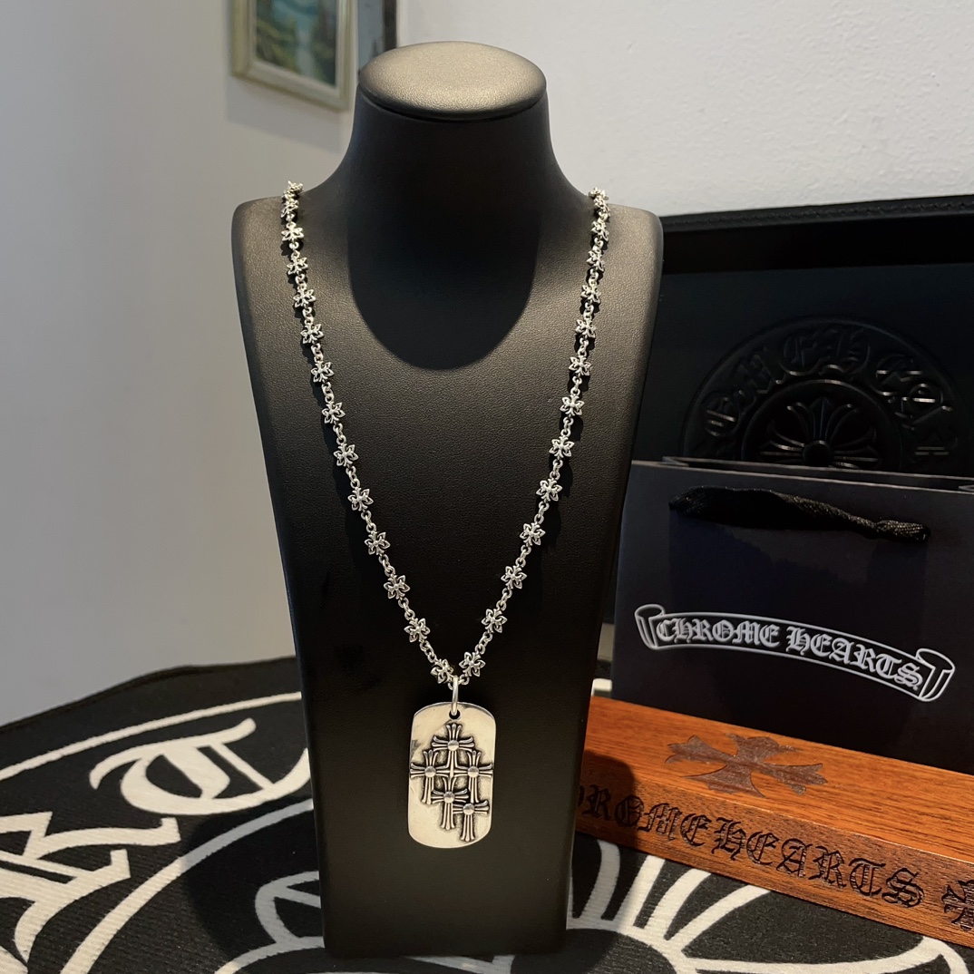 NO:105204,New [Counter Quality] Chrome Hearts Croxin Classic Retro Cross Element Necklace Square Cross Pendant Different Concave and Convex and Convex Scout Flowers are Croxin's ambitions, so they last longer. Genuine version of Chrome Hearts Croxin, differentiated from the market, benchmarked on the quality of the version, looking at the details of the letter printing, retro old gray oxygen level. Seiko version!  !  !  Pure handmade ~ Authentic model opening must-have fashion and fashion, both men and women can wear it, same style for couples, original official website, rock punk style silver style, retro elements, trendy and versatile!  , jewelry boutique, chrome hearts, chrome hearts, necklace19860909新款【专柜品质】Chrome Hearts克罗心经典复古十字元素项链 方牌十字架吊坠 凹凸造型不同的花纹设计风格 呈现出与众不同 十字架 童军花是克罗心的志 所以更经久不衰 正品打版Chrome Hearts克罗心 区别市场普通轻版 对版对标品质 看字印细节 复古做旧灰氧程度.精工版本！！！ 纯手工打造 ～正品开模潮流时尚必备 男女均可佩戴 情侣同款 官网原版 摇滚朋克泰银风格 复古元素 潮流百搭！,饰品精品,chrome hearts,chrome hearts,necklace,Jewelry