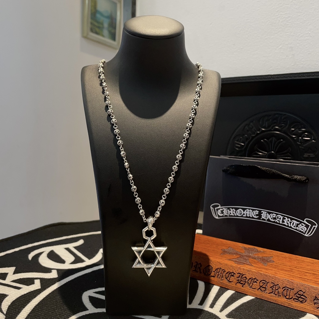 NO:105206,New [Counter Quality] Chrome Hearts Croxin classic retro cross ball necklace, hexagram pendant, different pattern design styles with concave and convex shapes, presenting uniqueness. Cross Scout flowers are Croxin's ambition, so they last longer. Genuine version of Chrome Hearts Croxin, differentiated from the market, benchmarked on the quality of the version, looking at the details of the letter printing, retro old gray oxygen level. Seiko version!  !  !  Pure handmade ~ Authentic model opening must-have fashion and fashion, both men and women can wear it, same style for couples, original official website, rock punk style silver style, retro elements, trendy and versatile!  , jewelry boutique, chrome hearts, chrome hearts, necklace19860909新款【专柜品质】Chrome Hearts克罗心经典复古十字花球项链 六芒星吊坠 凹凸造型不同的花纹设计风格 呈现出与众不同 十字架 童军花是克罗心的志 所以更经久不衰 正品打版Chrome Hearts克罗心 区别市场普通轻版 对版对标品质 看字印细节 复古做旧灰氧程度.精工版本！！！ 纯手工打造 ～正品开模潮流时尚必备 男女均可佩戴 情侣同款 官网原版 摇滚朋克泰银风格 复古元素 潮流百搭！,饰品精品,chrome hearts,chrome hearts,necklace,Jewelry